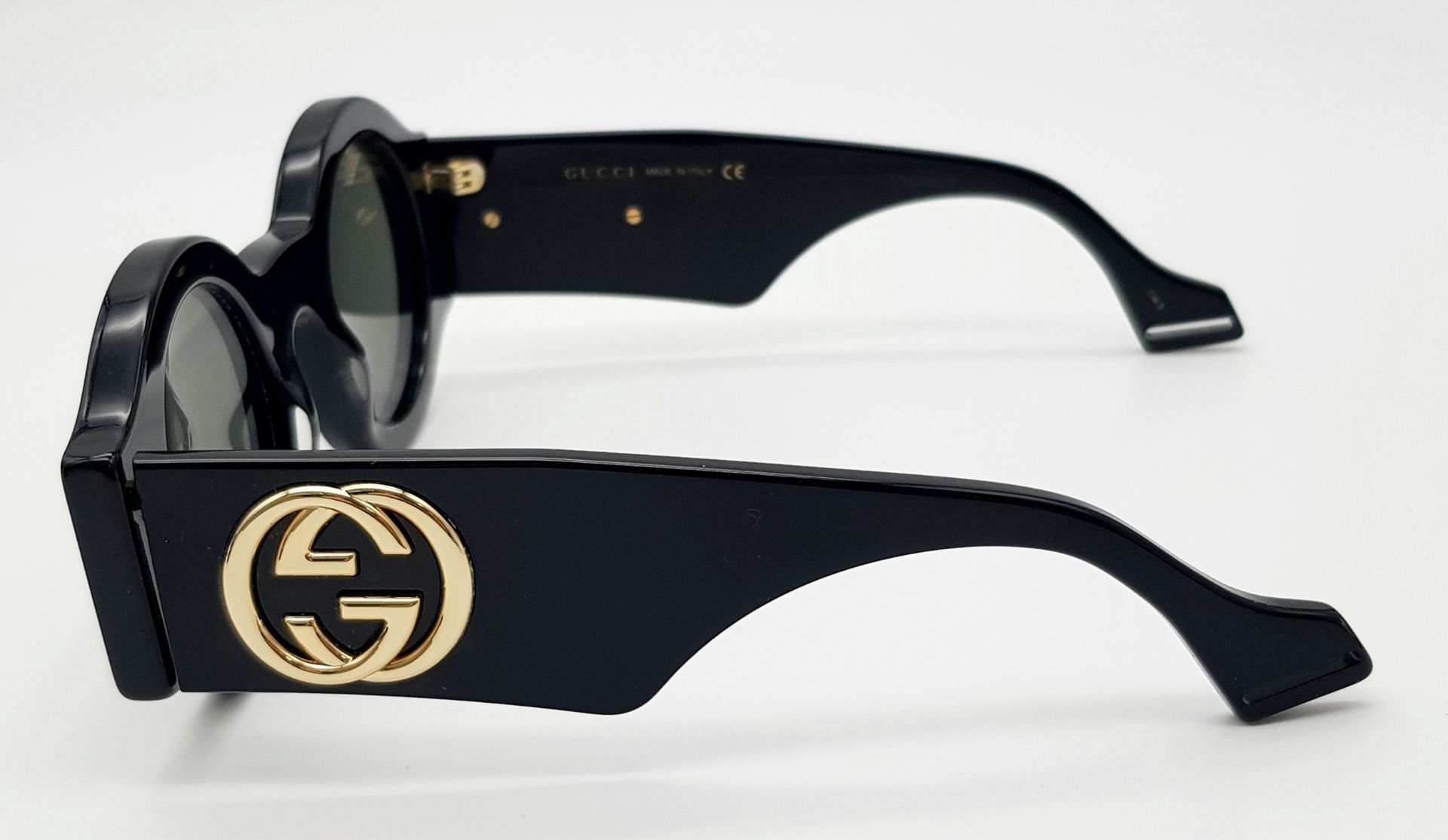 A Pair of Gucci Black Round Sunglasses. Gold-toned GG logos to sides. Thick frames. Comes with - Bild 5 aus 7