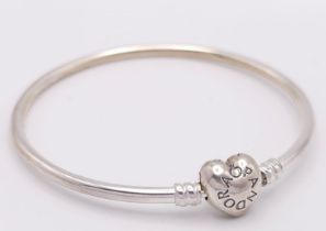 A PANDORA - Moments sterling silver bangle, weight: 8.9 G.