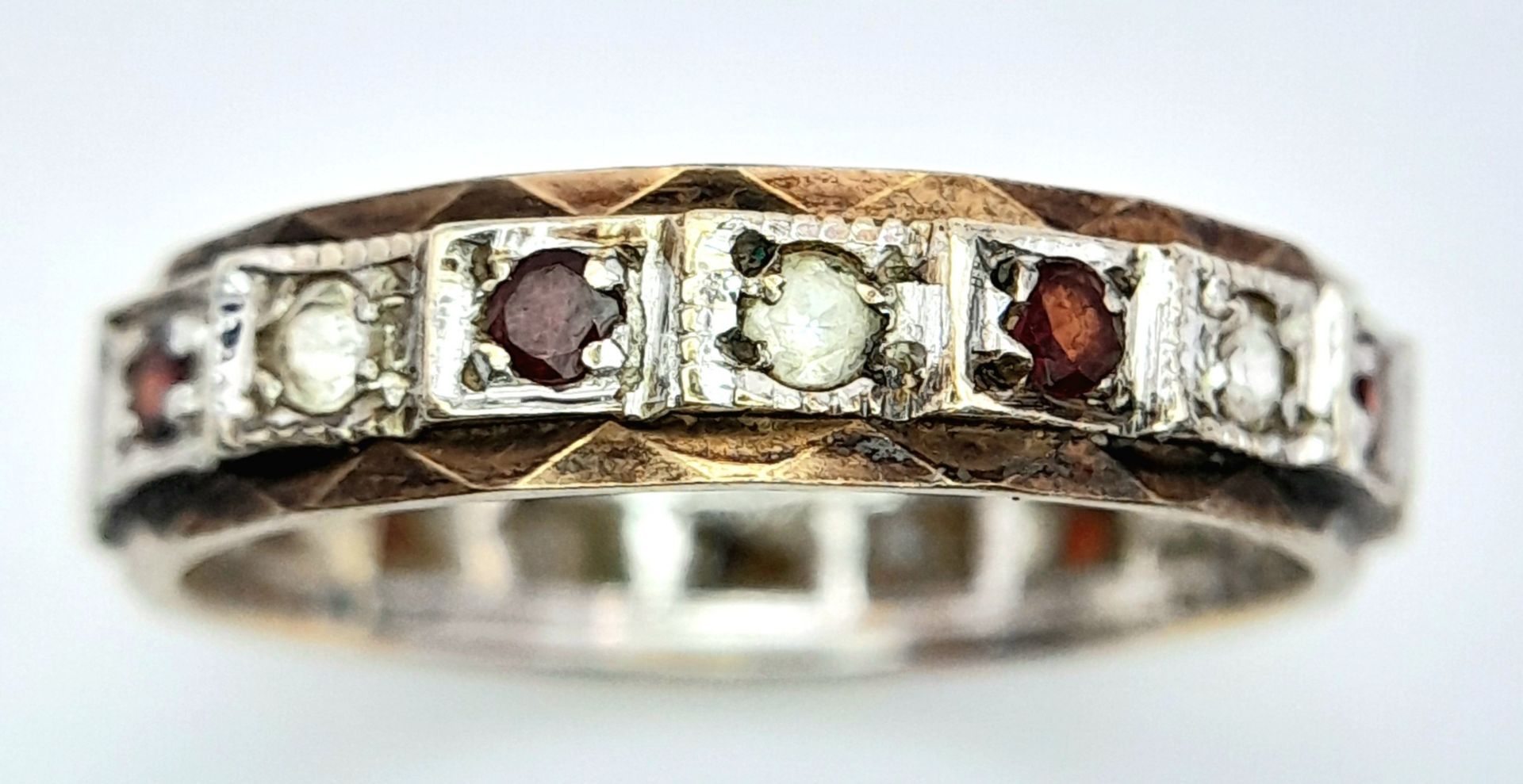 An unusual, vintage, eternity ring with alternating round cut diamonds and rubies. Size: L, - Bild 4 aus 6