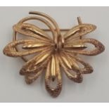 A 9 K yellow gold flower brooch, dimensions: 36 x 30 x 12 mm, weight: 4.3 g.