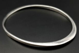 A STERLING SILVER BANGLE. 7.7cm inner diameter, 9.8h weight. Ref: SC 8080