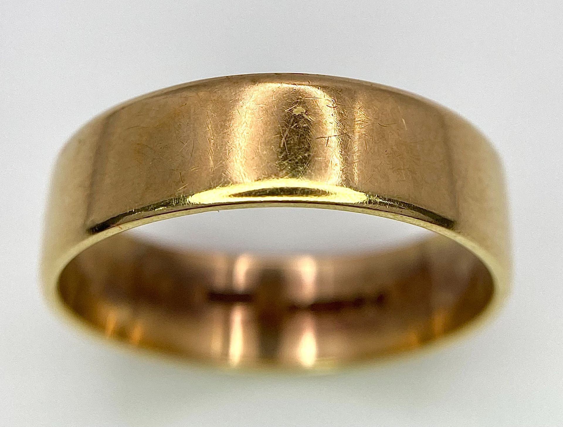 A Vintage 9K Yellow Gold Band Ring. 5mm width. 3.6g weight. Full UK hallmarks. - Image 2 of 6
