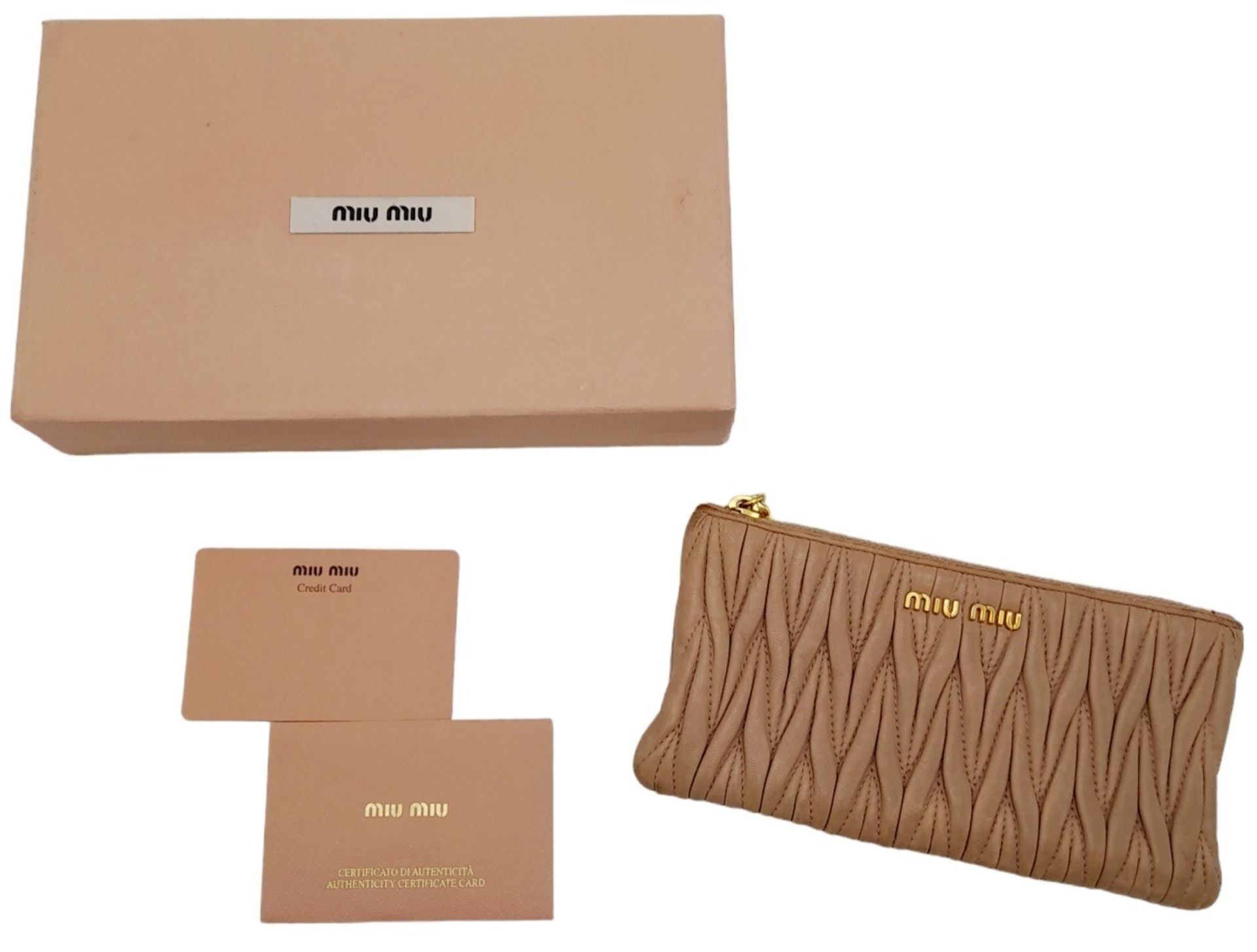 A Miu Miu Dust Pink Purse. Matelassé leather exterior with gold-toned hardware and zipped top - Bild 3 aus 10