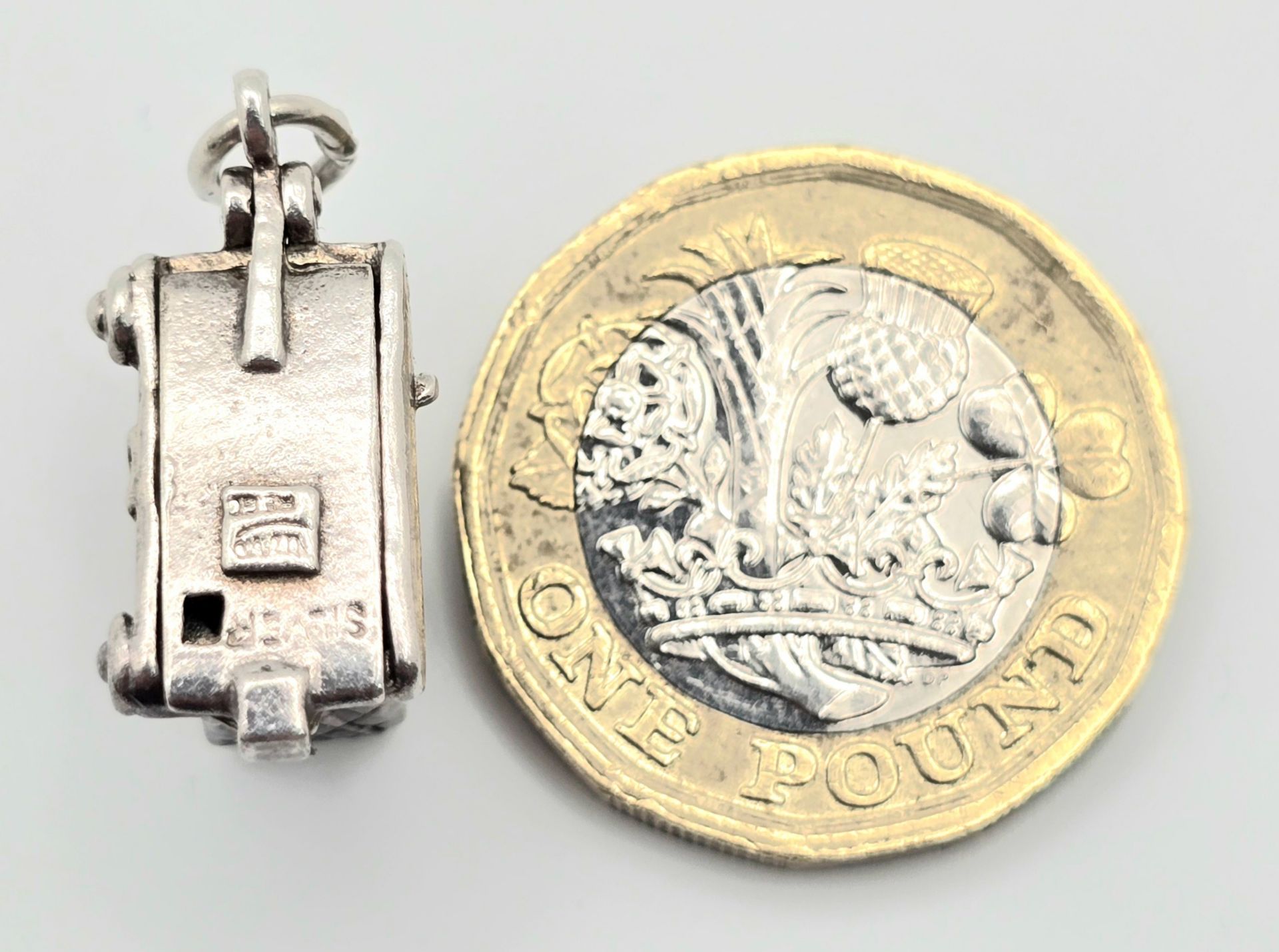 A STERLING SILVER VINTAGE CAMERA CHARM. 2.5cm length, 4.8g weight. Ref: SC 8115 - Image 4 of 4