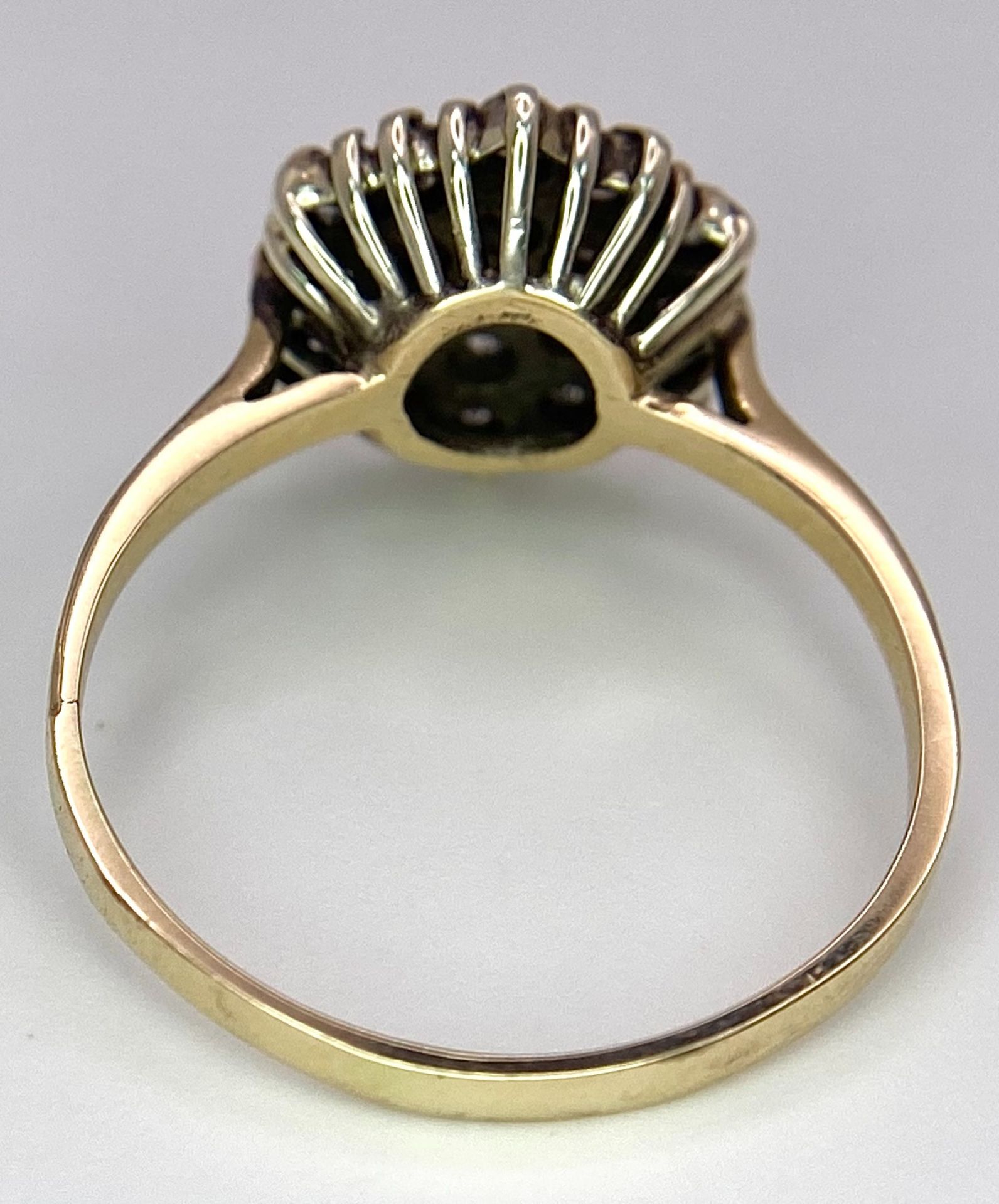 A 9K YELLOW GOLD DIAMOND CLUSTER RING. 0.50CT. 2.4G. SIZE M. - Image 5 of 5