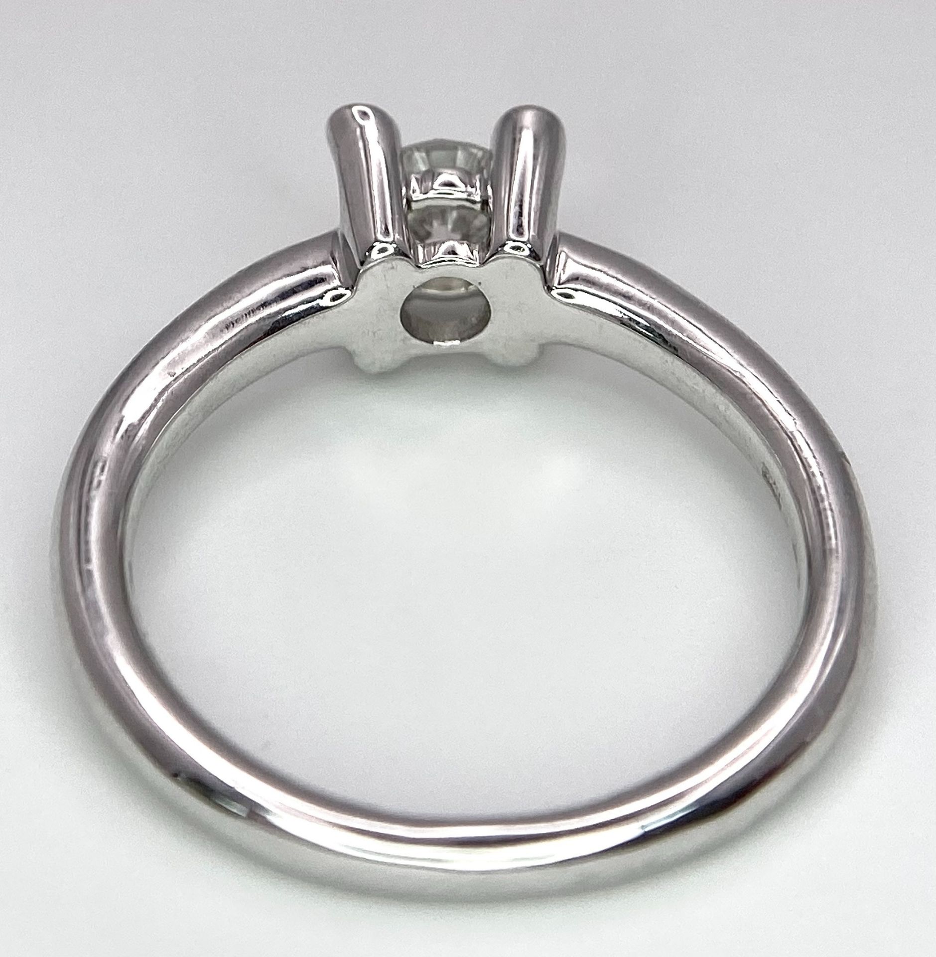 AN 18K WHITE GOLD DIAMOND SOLITAIRE RING WITH FOUR DIAMOND TURRETS - 0.50CT 4.6G. SIZE M 1/2. - Image 5 of 10