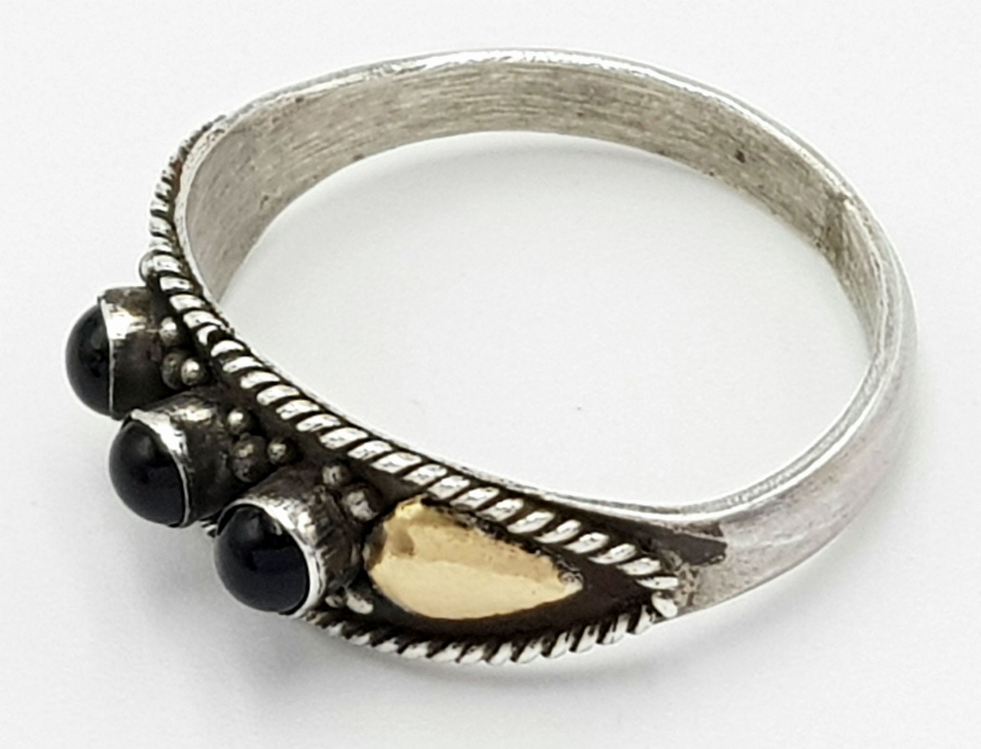 A Vintage or Older, Gold on Sterling Silver, Black Onyx Cabachon Set Ring. Size O. Measures 7mm Wide - Image 3 of 5