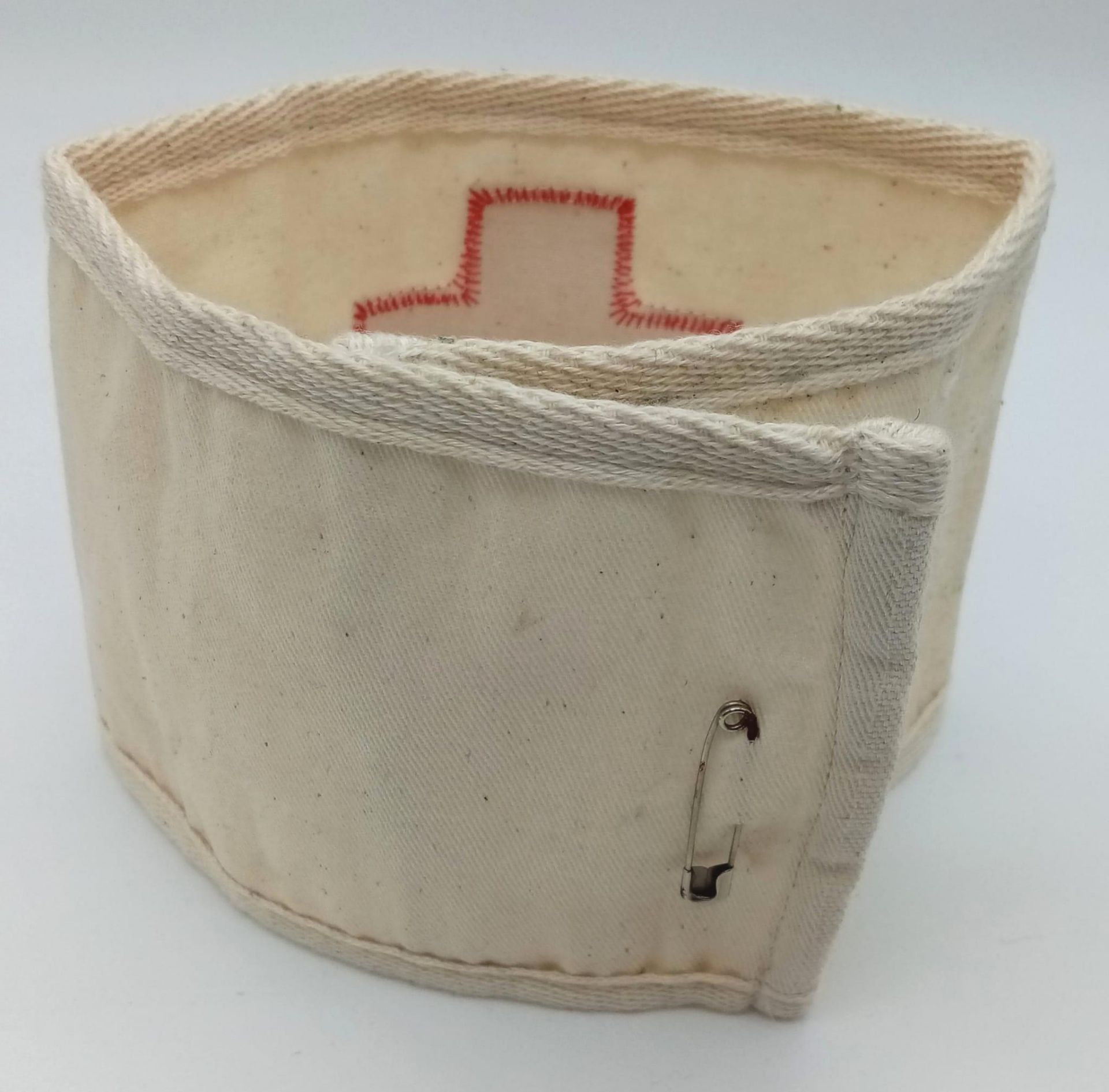 WW2 US Medics Armband with US Medical Department Stamp. Un-issued condition. - Bild 2 aus 3