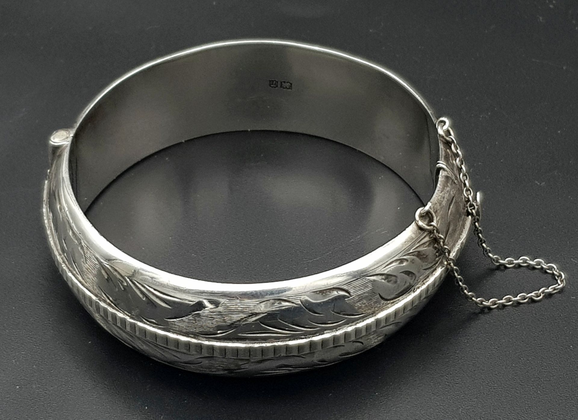 A VINTAGE SOLID SILVER HINGED CIRCULAR BANGLE WITH SAFETY CHAIN . 31.4gms - Bild 2 aus 5