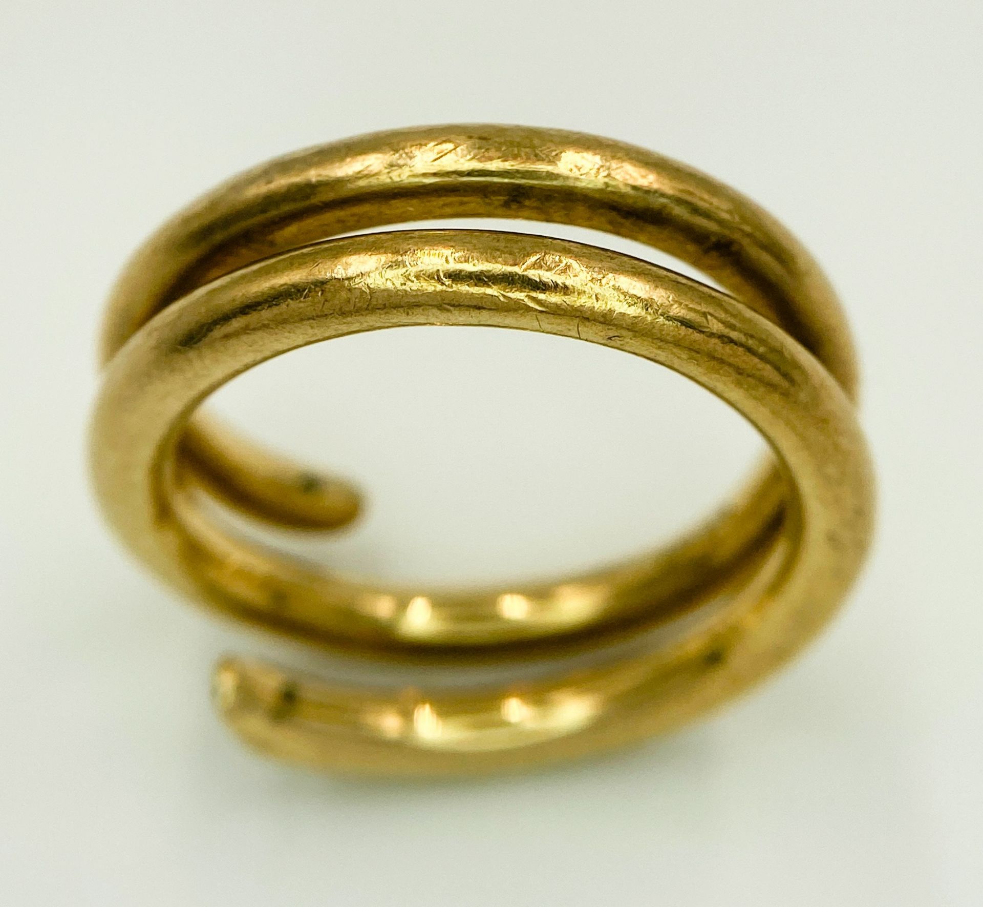 A 9K YELLOW GOLD, SERPENT STYLE DIAMOND BAND RING. 10G. SIZE T. - Bild 2 aus 6