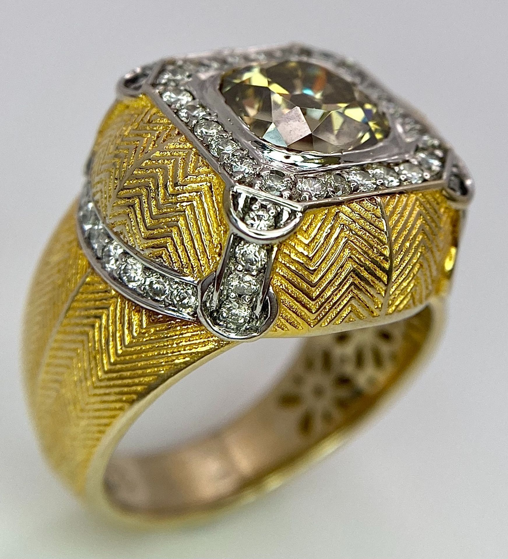 An 18K Yellow Gold Diamond Dress Ring. A 2.5ct central globular cut yellow diamond, with a round cut - Bild 2 aus 10