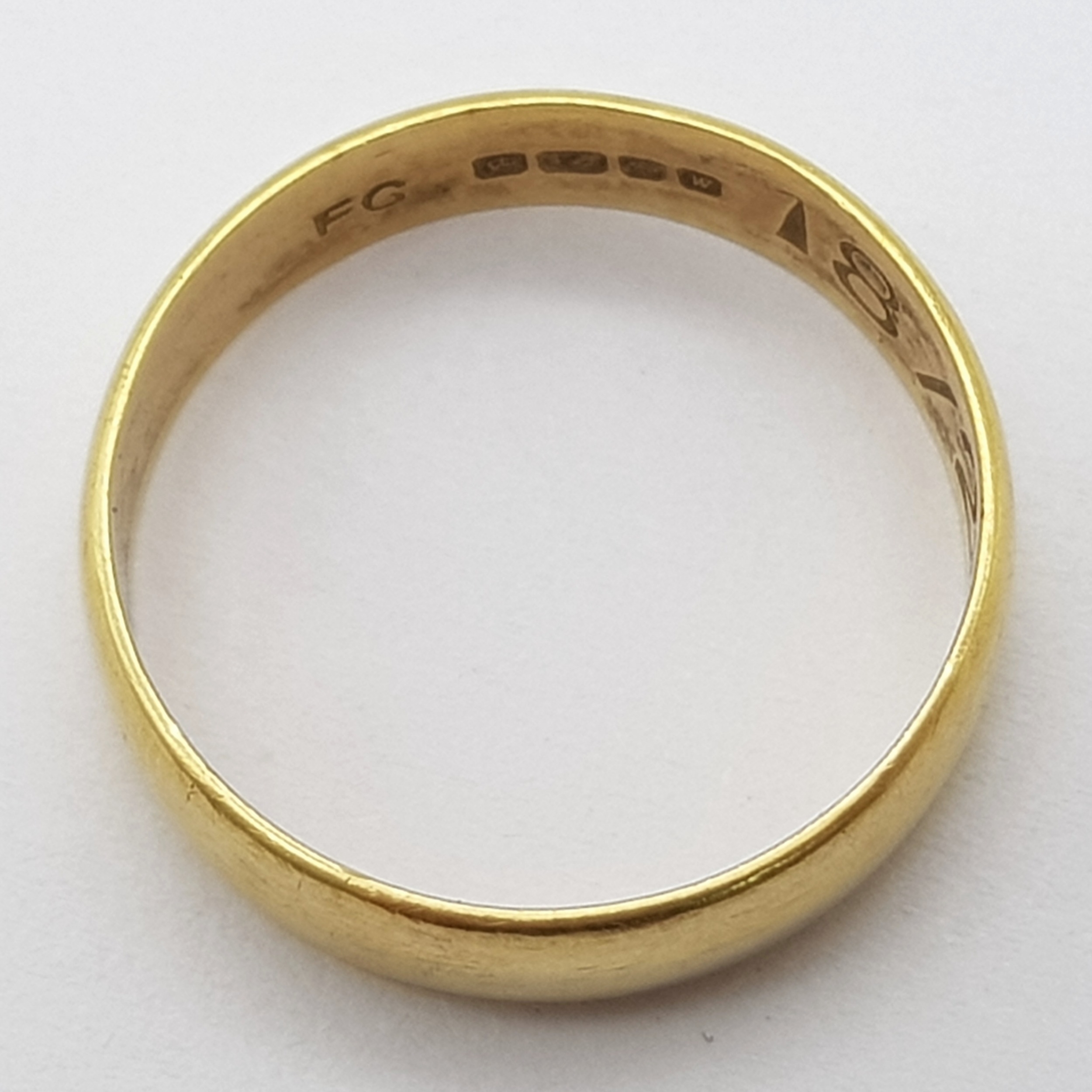 A Vintage 18K Yellow Gold Band Ring. 5mm width. Size O. 3.51g weight. Full UK hallmarks. - Image 3 of 4