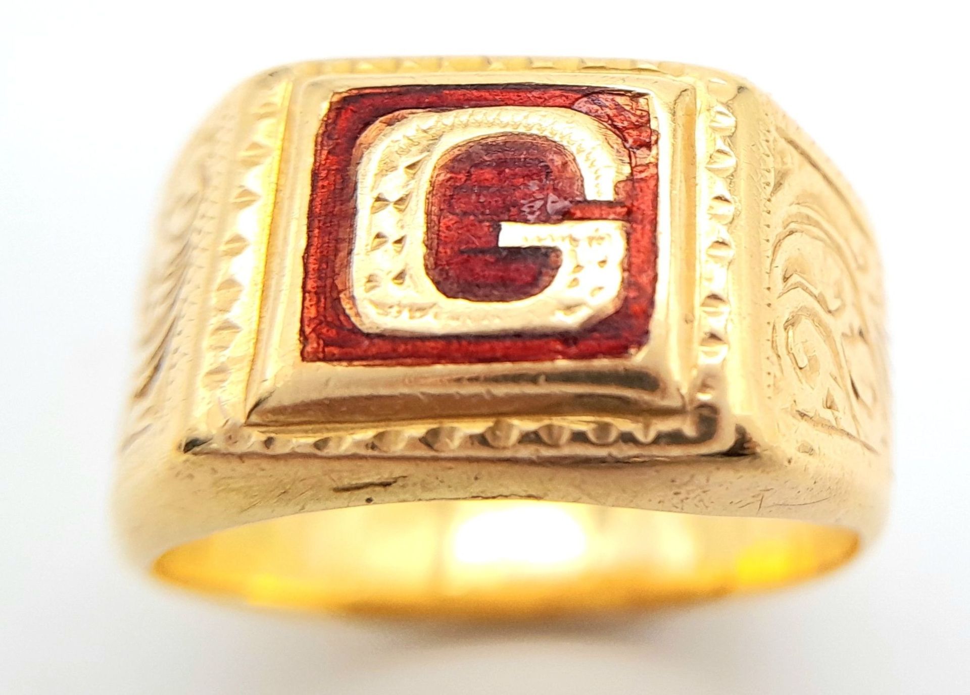An 18 K yellow gold cygnet ring with a red enamel surface and the letter G. Ring size: N, weight: - Bild 2 aus 5