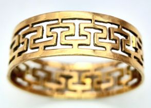 A 9 K yellow gold ring with a pierced Greek key design, size: N, weight: 1.4 g.