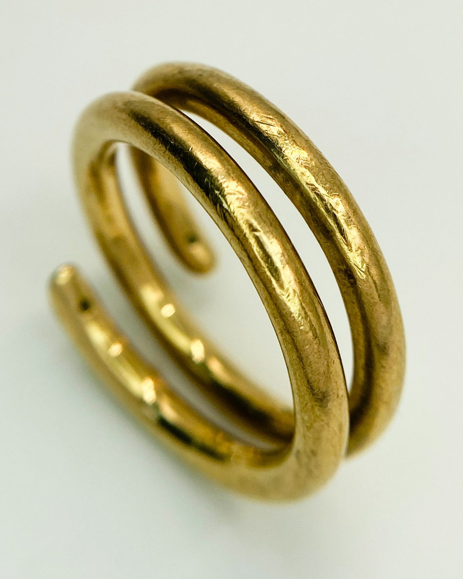A 9K YELLOW GOLD, SERPENT STYLE DIAMOND BAND RING. 10G. SIZE T. - Image 3 of 6
