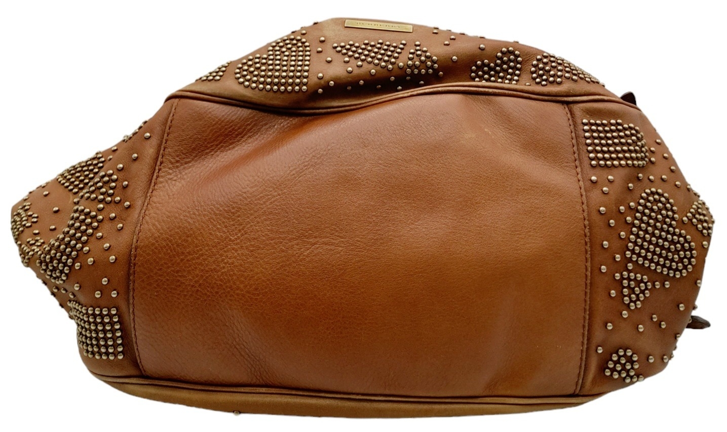 A Burberry Tan Studded Heart Hobo Bag. Leather exterior with stud embellishments, golden-toned - Image 6 of 8