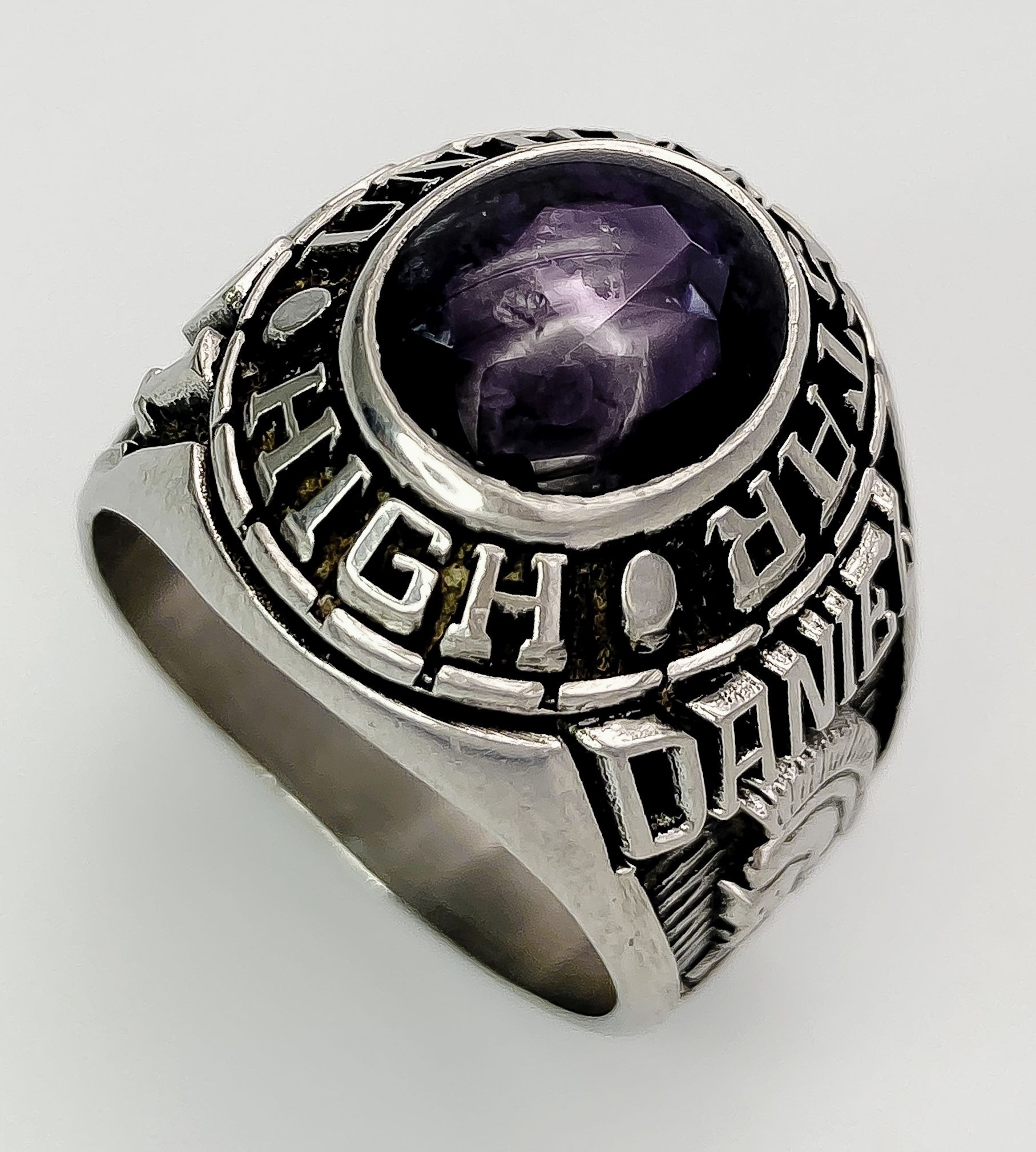 AN AMERICAN SILVER FRATERNITY RING WITH AMETHYST CENTRE STONE . 15.8gms size T - Image 3 of 6