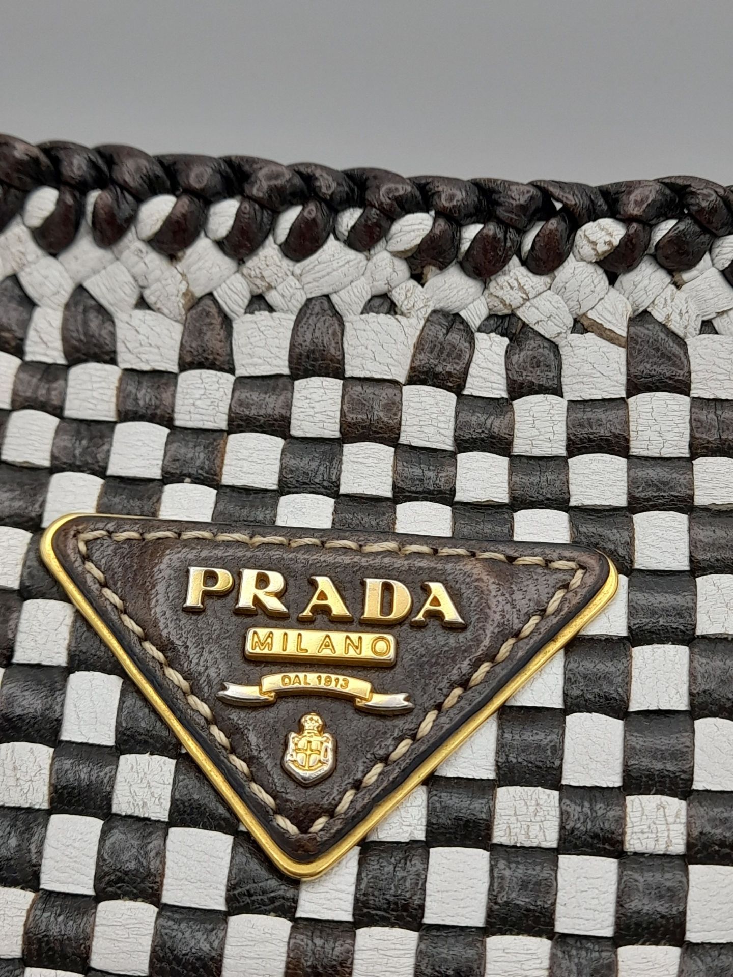A Prada Black and White 'Madras' Clutch Bag. Woven leather exterior with gold-toned hardware and - Bild 5 aus 9