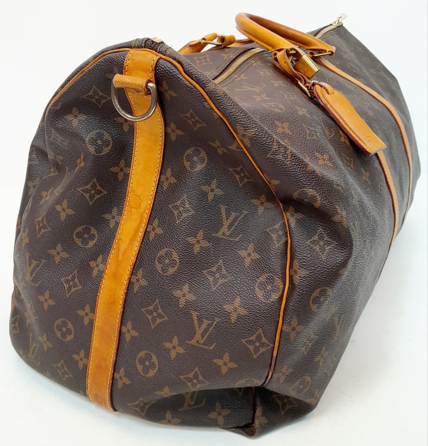 A Large Louis Vuitton Keepall Travel Bag. Monogram LV canvas exterior with cowhide leather handles - Image 3 of 8