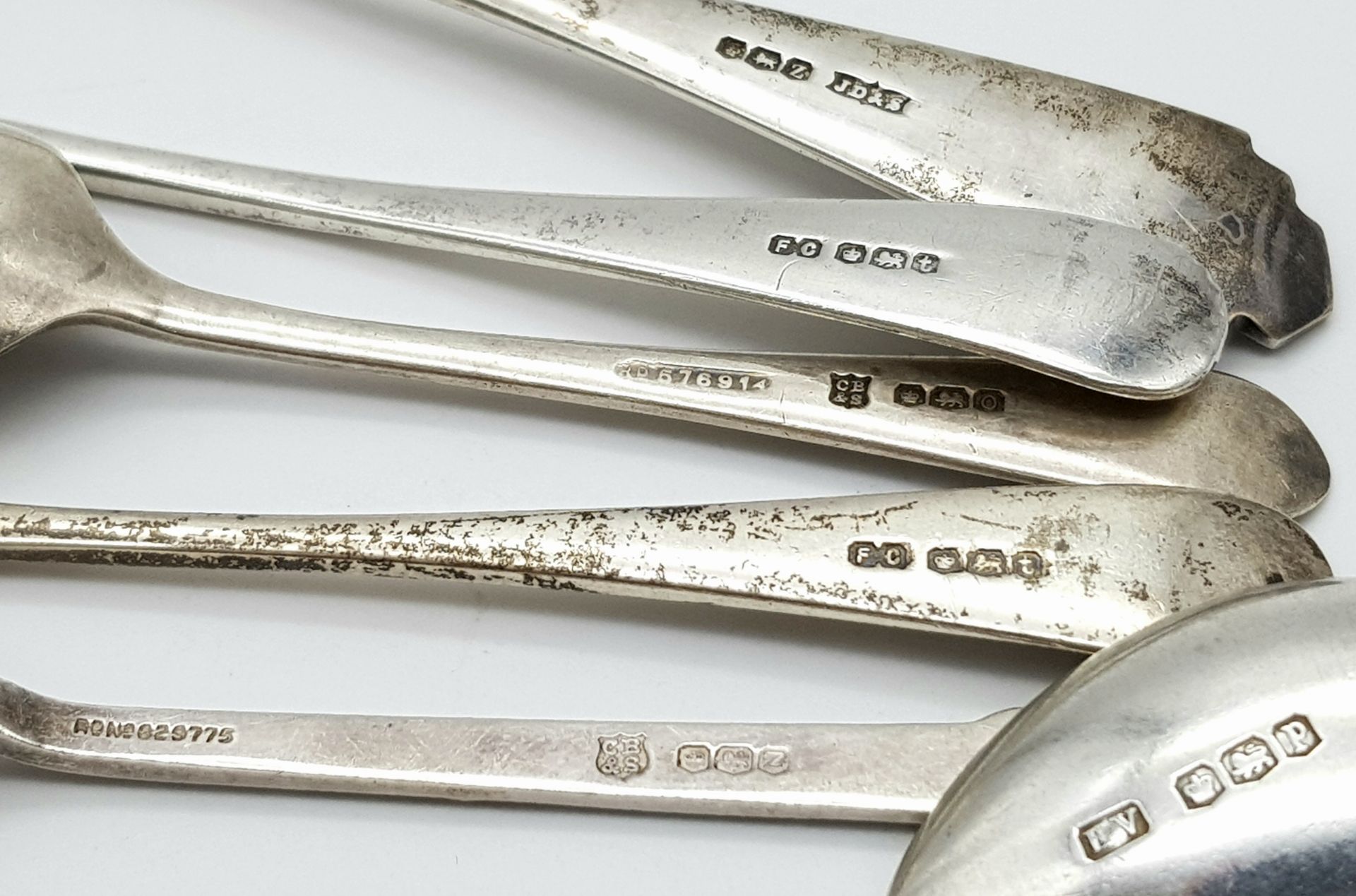 A Small Selection of Sterling Silver Flatware: 2 x teaspoon, 2 x spoon fish knife and fork. All - Bild 5 aus 5