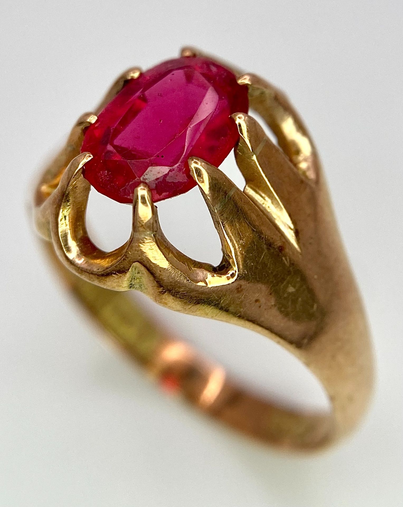 A vintage, 9 K rose gold solitaire ring with an oval cut ruby, ring size: U, weight: 3.8 g. - Bild 3 aus 7