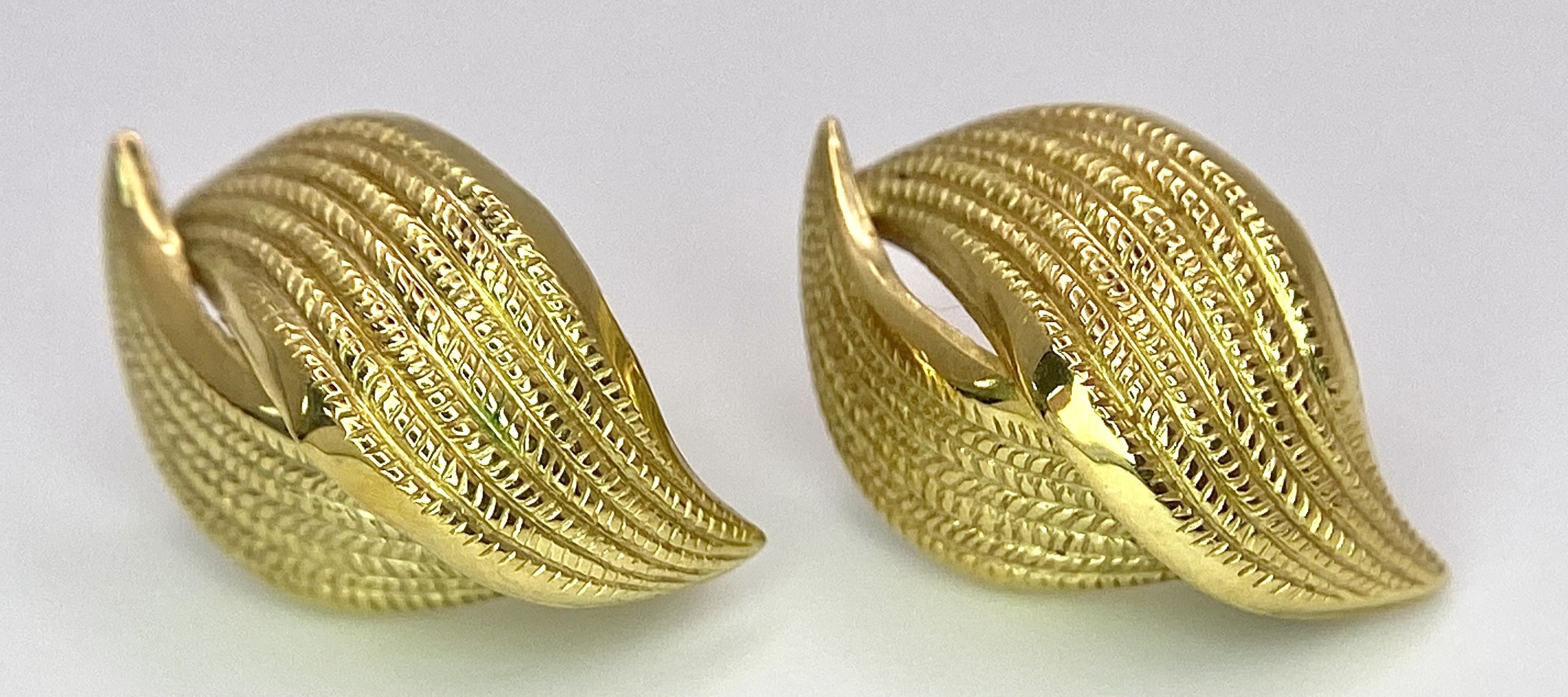A Pair of 18K Yellow Gold Decorative Leaf Earrings. 3.2g - Image 2 of 7