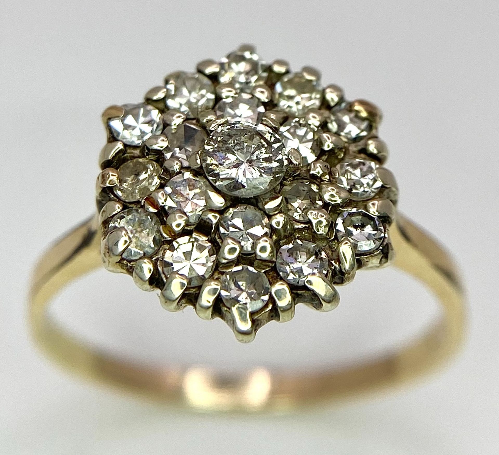 A 9K YELLOW GOLD DIAMOND CLUSTER RING. 0.50CT. 2.4G. SIZE M.