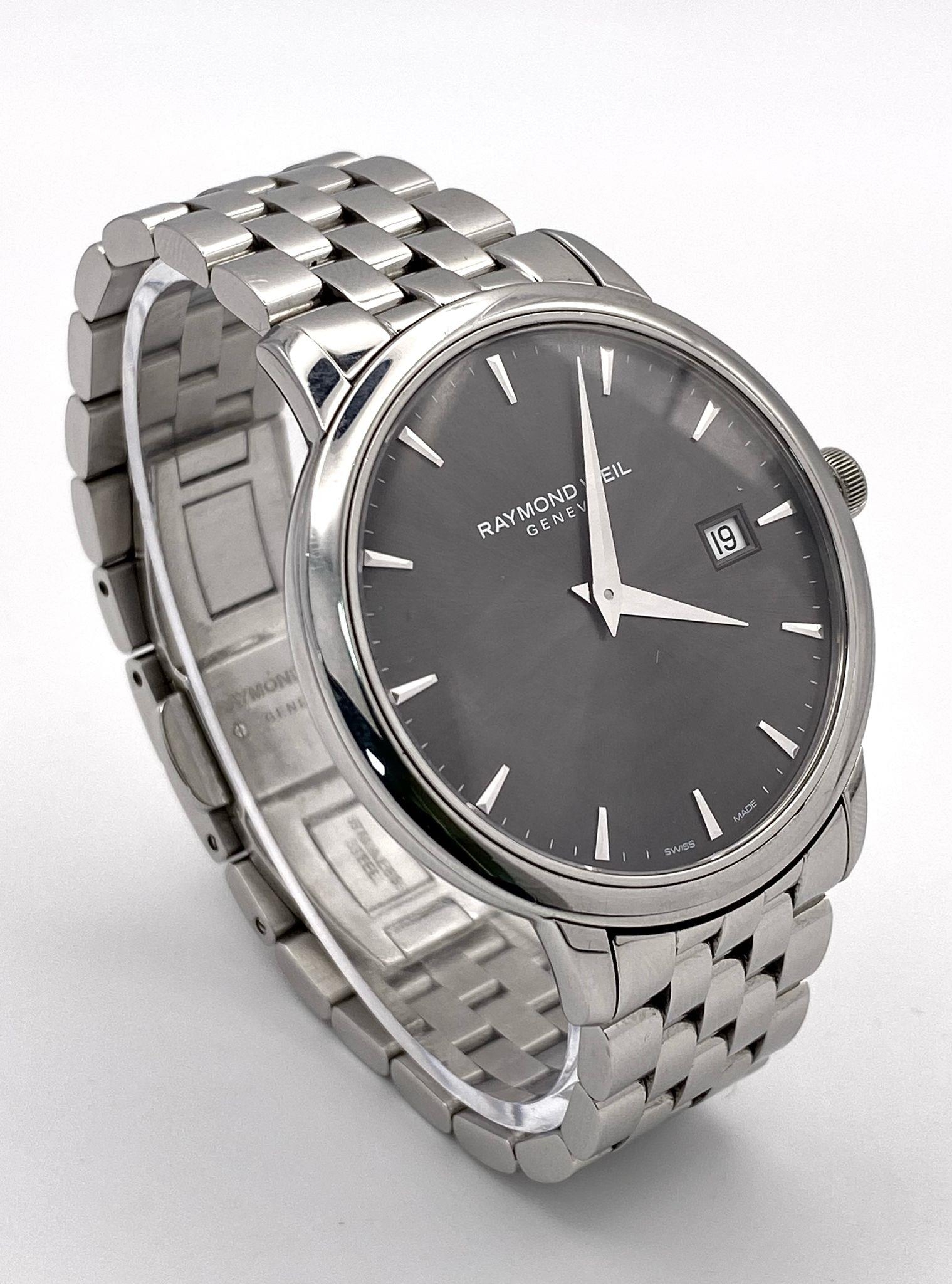 A Classic Raymond Weil Geneve Quartz Gents Watch. Stainless steel bracelet and case - 39mm. Silver