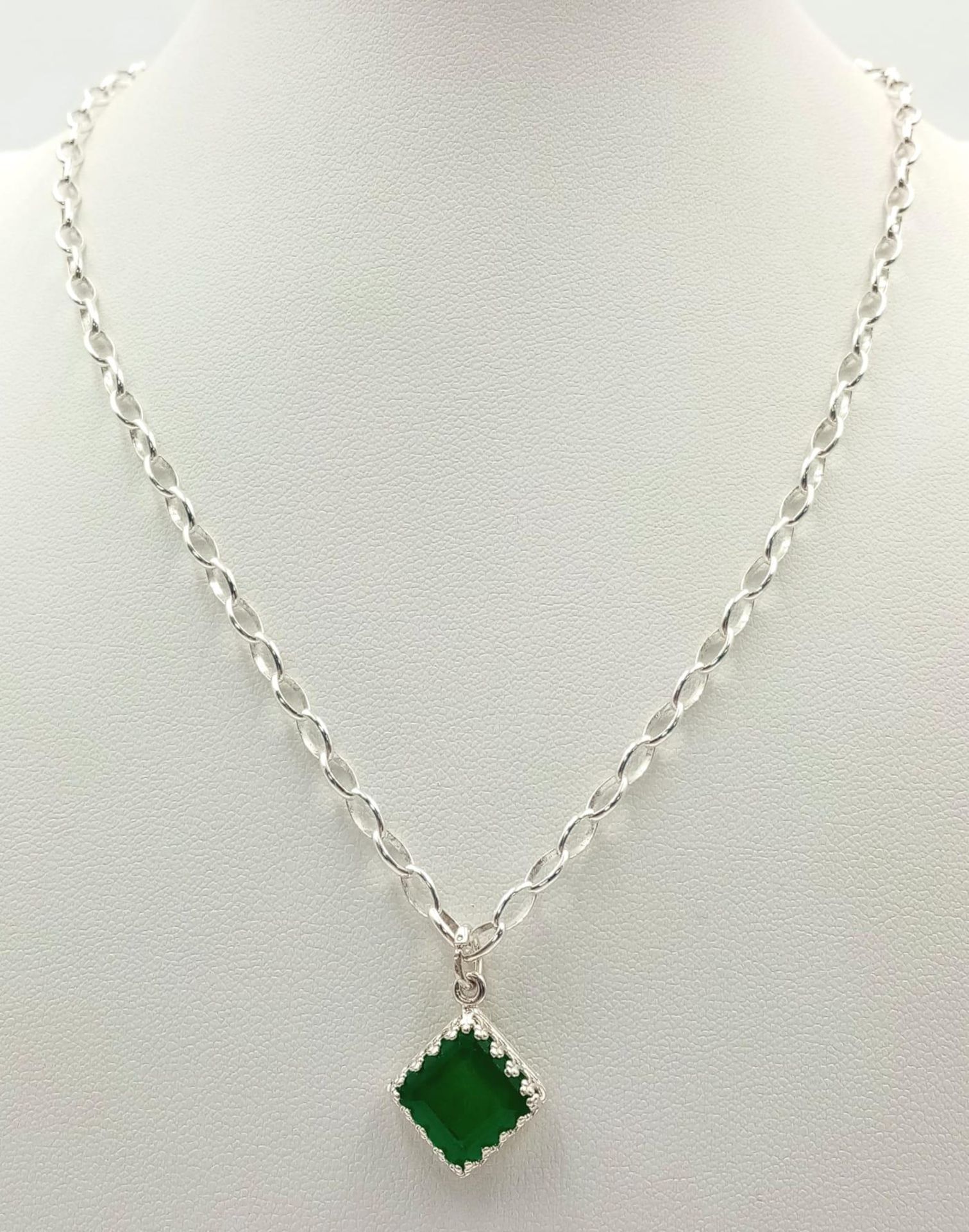 A sterling silver chain necklace with a green stone pendant, chain length: 42 cm, total weight: 6. - Bild 2 aus 6