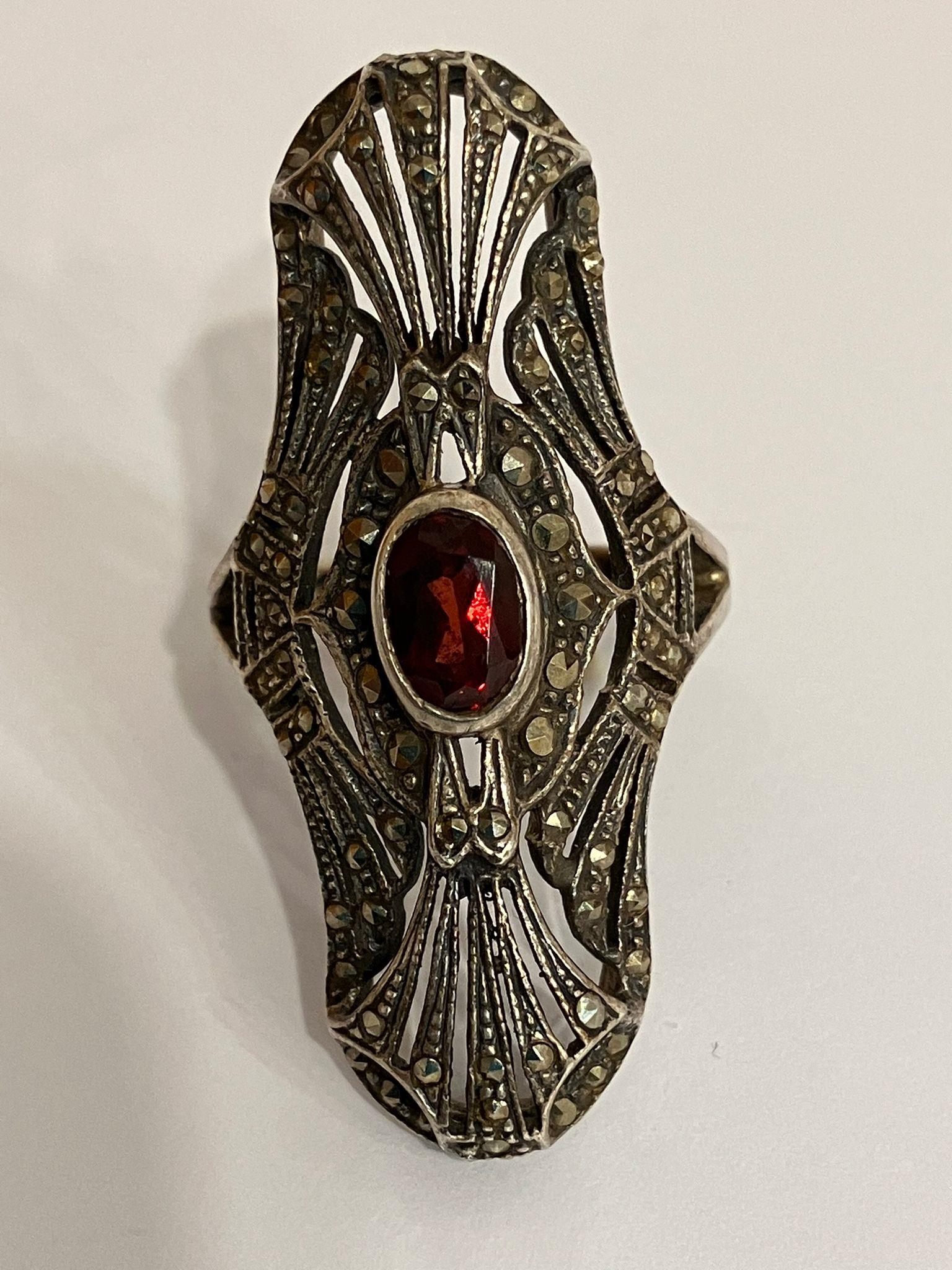 Fabulous vintage SILVER MARCASITE RING in ART DECO STYLE with beautiful Oval Cut GARNET to centre. - Image 4 of 5