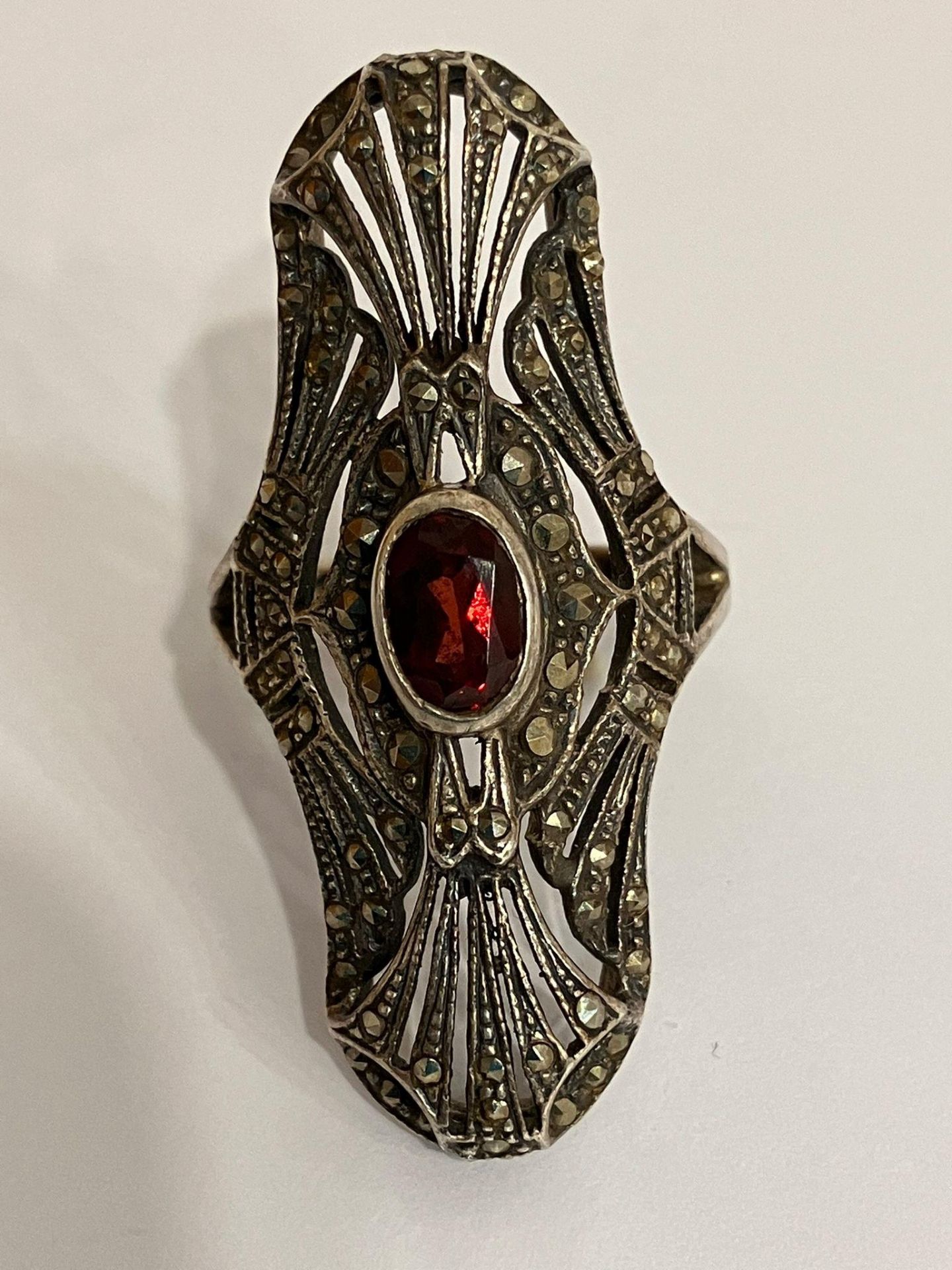 Fabulous vintage SILVER MARCASITE RING in ART DECO STYLE with beautiful Oval Cut GARNET to centre. - Bild 4 aus 5