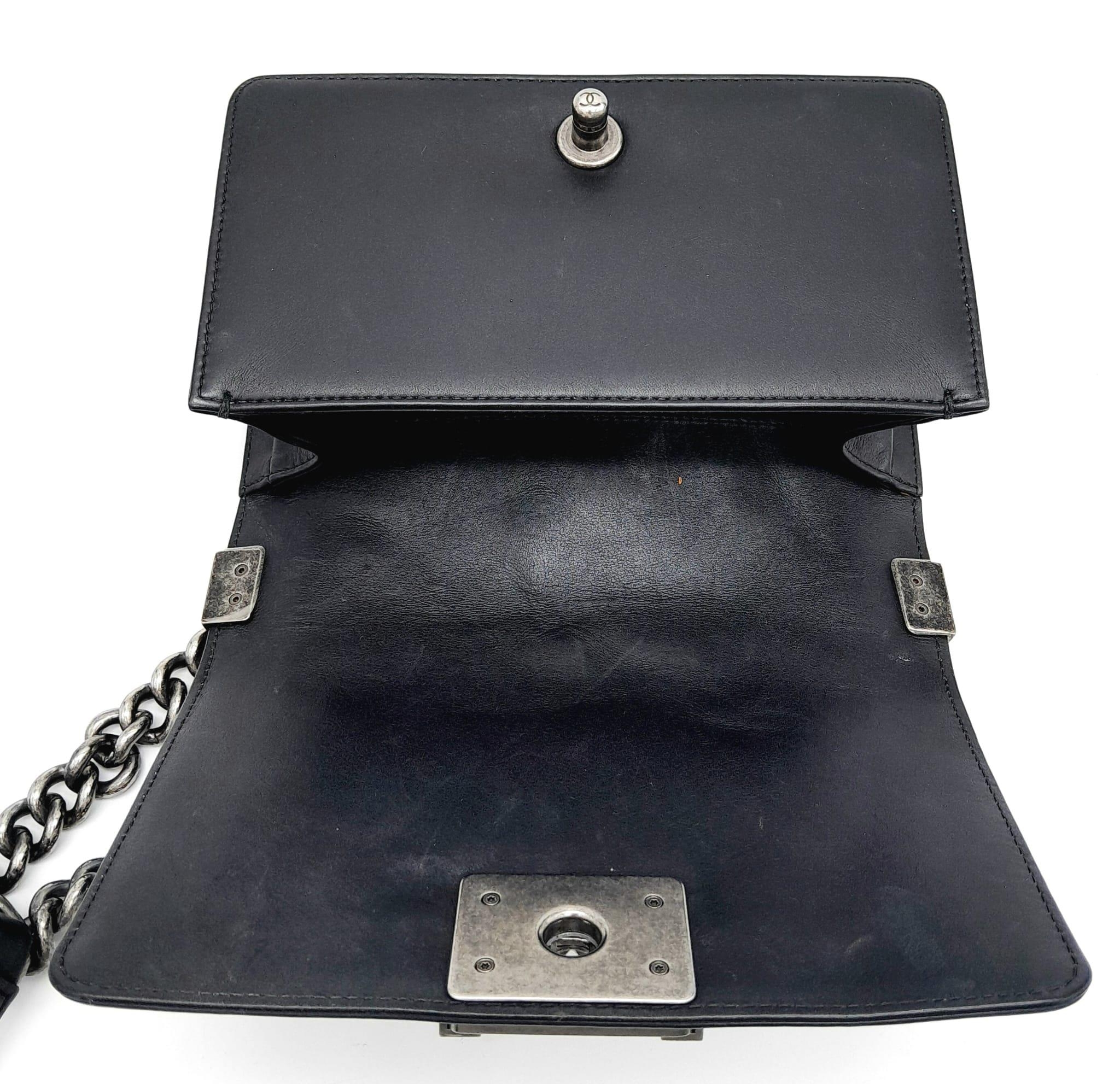 A Chanel Black Leather Boy Bag. Chevron decorative soft black leather with an antique style/finish - Image 6 of 12
