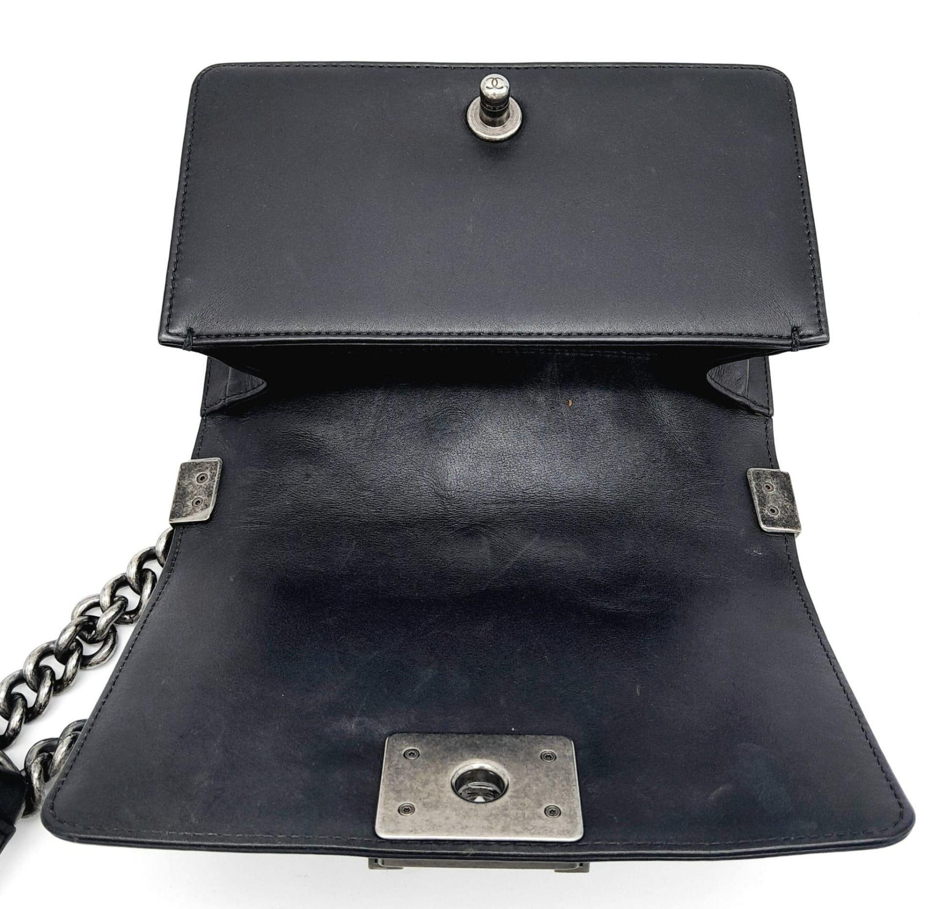 A Chanel Black Leather Boy Bag. Chevron decorative soft black leather with an antique style/finish - Bild 6 aus 12