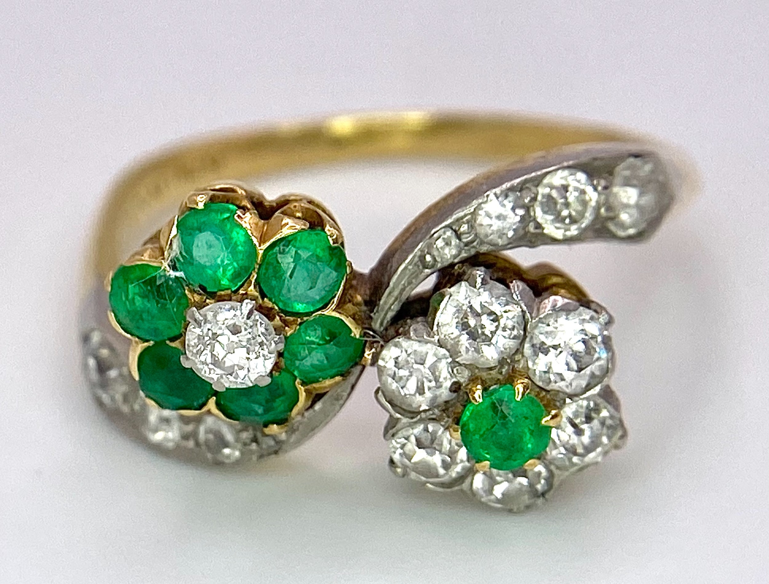 A Vintage 18K Yellow Gold, Platinum, Emerald and Diamond Crossover Ring. Reverse flowers with - Bild 7 aus 9