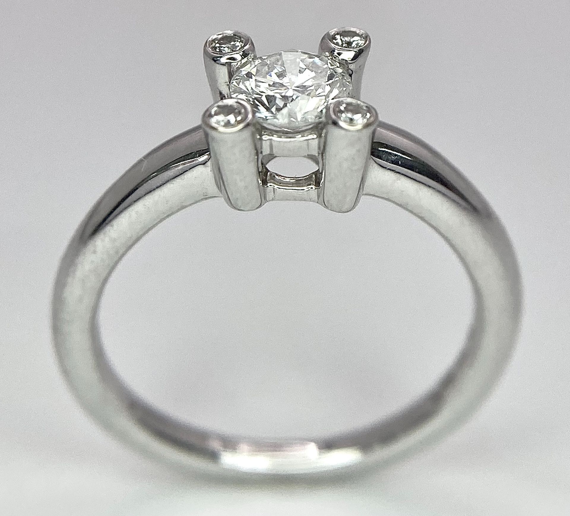 AN 18K WHITE GOLD DIAMOND SOLITAIRE RING WITH FOUR DIAMOND TURRETS - 0.50CT 4.6G. SIZE M 1/2. - Image 3 of 10