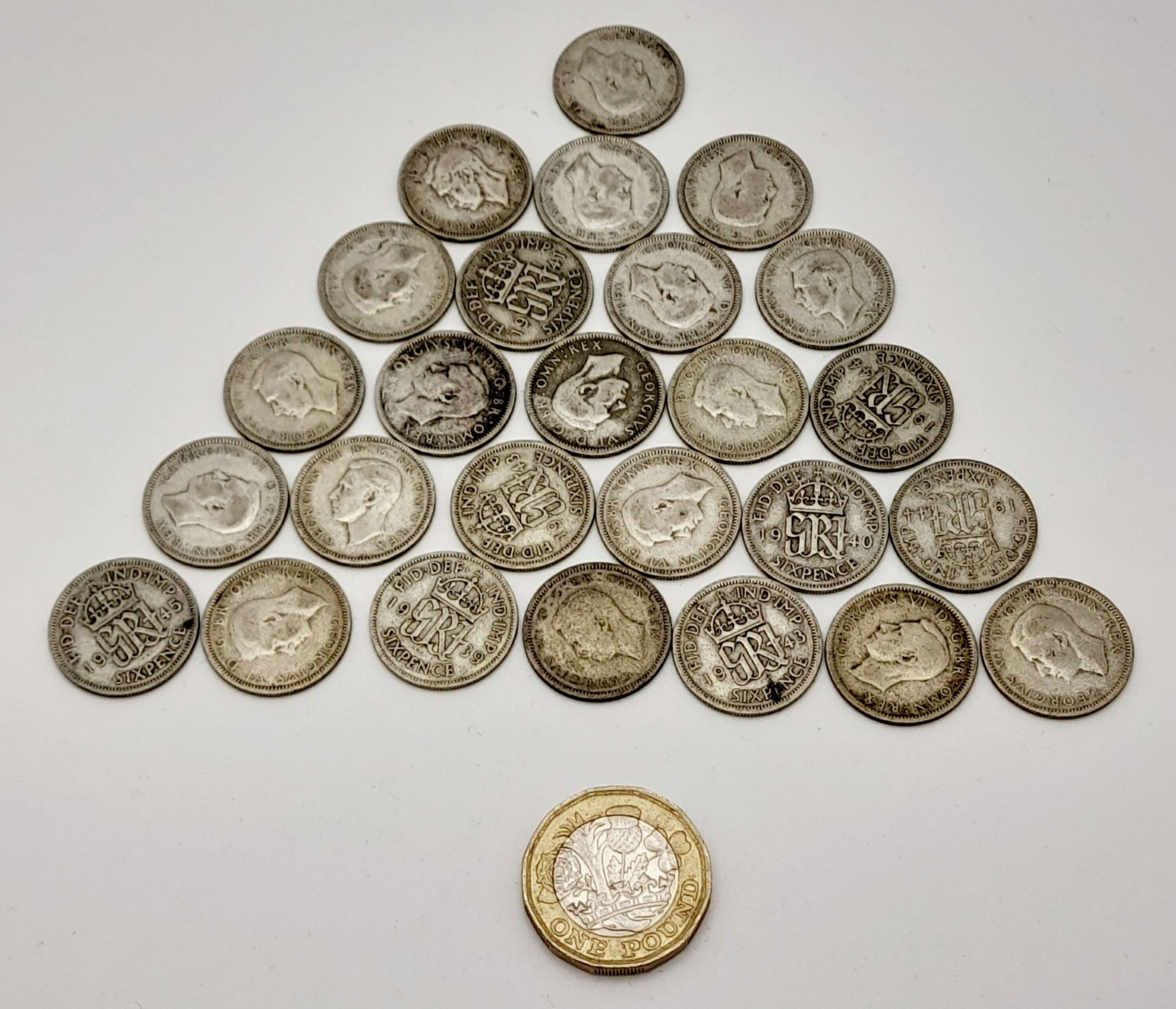 A Parcel of Twenty Five Pre-1947 Silver Sixpences. WW2 and 1946 Dated. 71.49 Grams. - Bild 5 aus 5