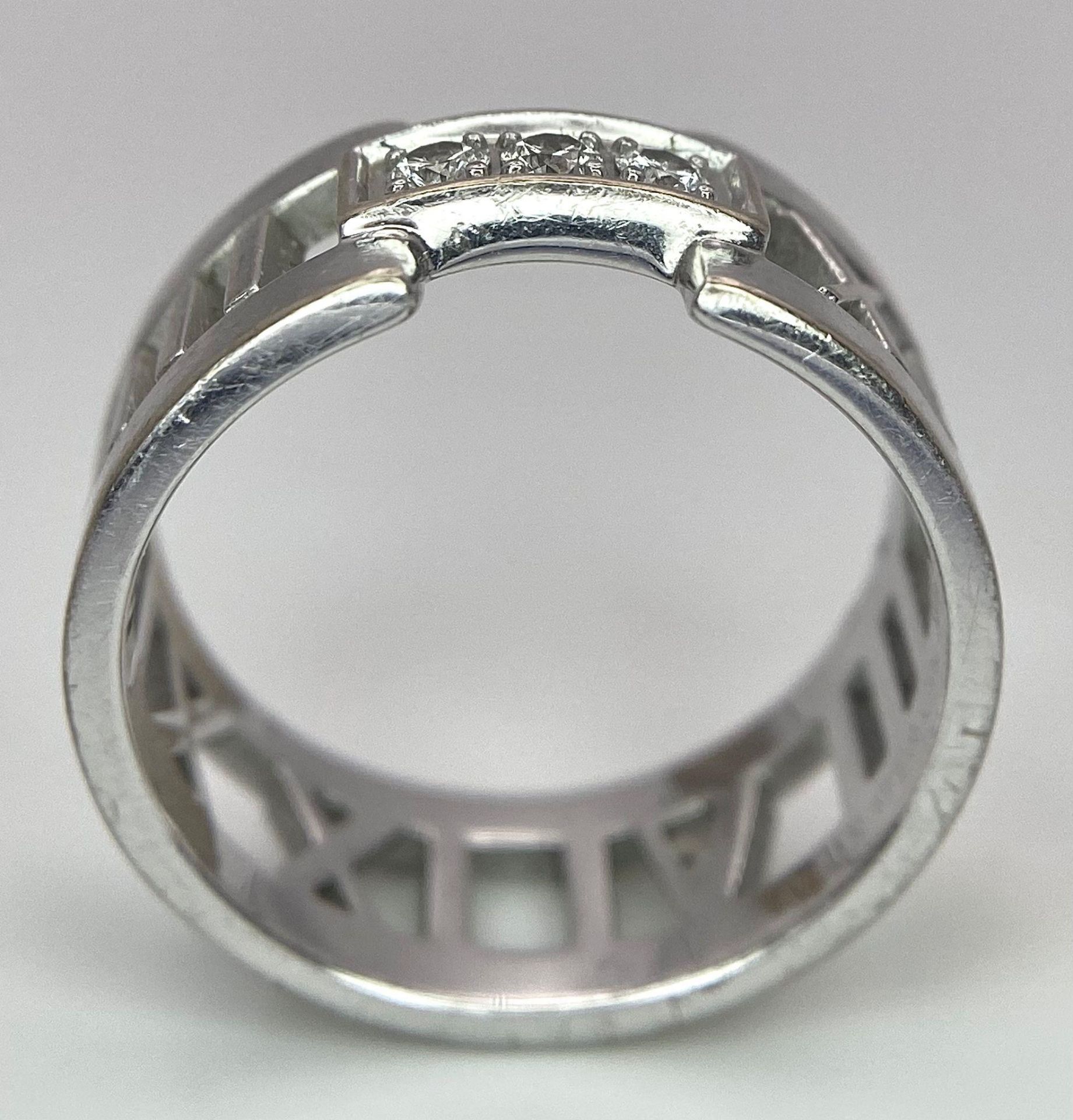 An 18K White Gold Tiffany Atlas Diamond Ring. Pierced Roman numeral decoration. Tiffany mark. Size - Bild 4 aus 9