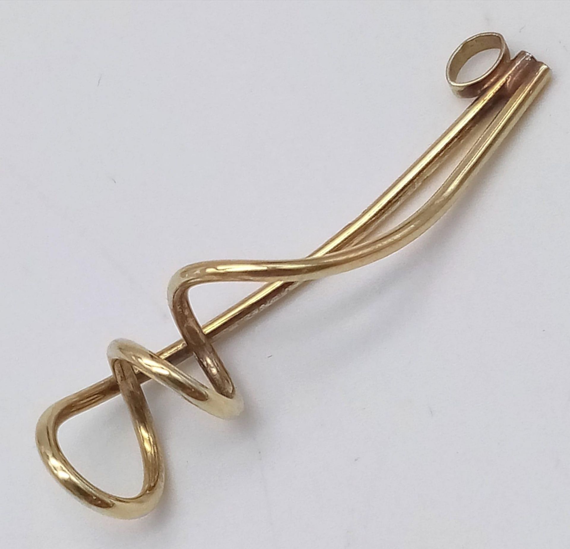 A 9K Yellow Gold Corkscrew Pendant. 4cm. 1.41g weight.