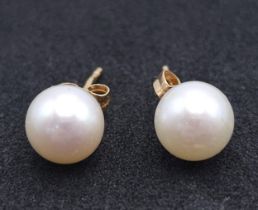 A Pair of 18K Yellow Gold Pearl Stud Earrings. 1.2g total weight.