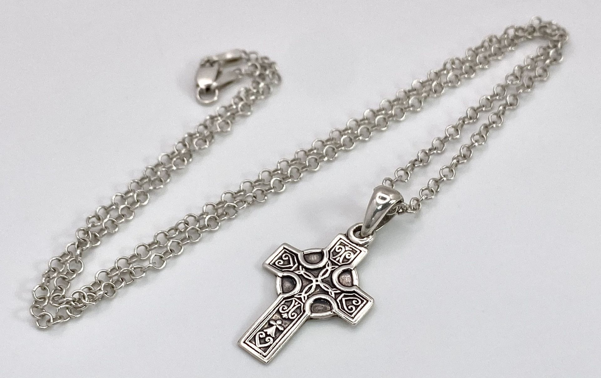 A SILVER CELTIC DESIGN CROSS PENDANT ON A 42cms SILVER CHAIN. 5.5gms - Image 5 of 9