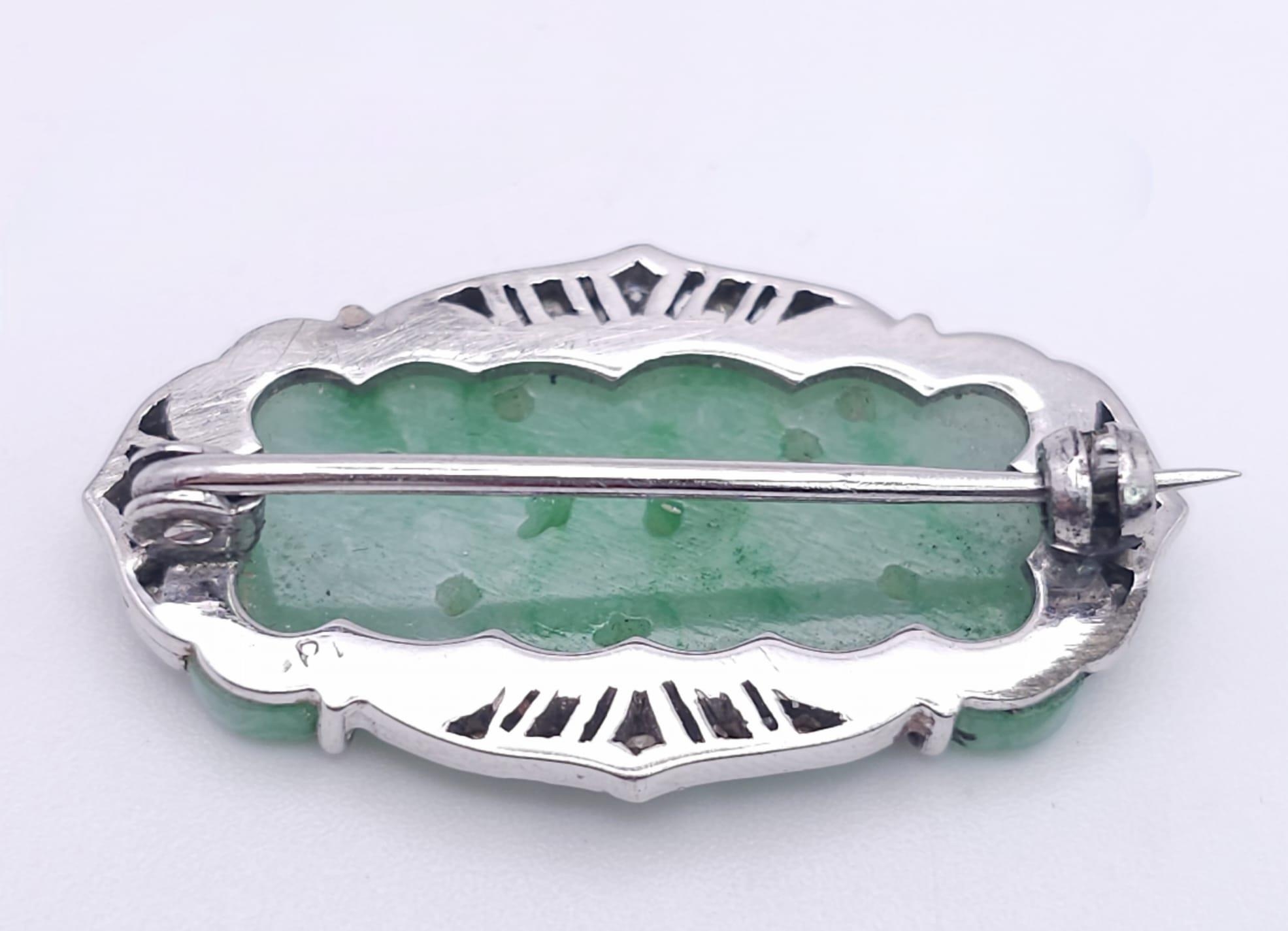 AN ART DECO JADE AND DIAMOND BROOCH SET IN PLATINUM . 6.7gms 3.5cms 15098 - Image 3 of 6