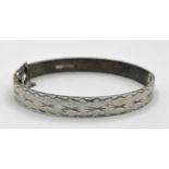 A vintage sterling silver click-on bracelet with fabulous engravings surrounding. Full Birmingham