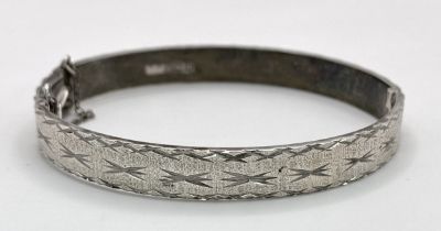 A vintage sterling silver click-on bracelet with fabulous engravings surrounding. Full Birmingham