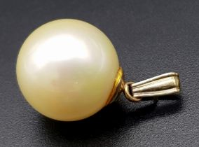 A Vintage Pearl Pendant with 9K Gold Bail. 2cm