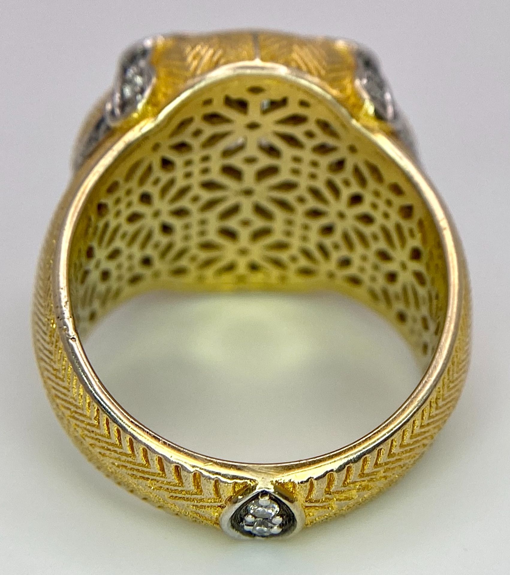 An 18K Yellow Gold Diamond Dress Ring. A 2.5ct central globular cut yellow diamond, with a round cut - Bild 5 aus 10