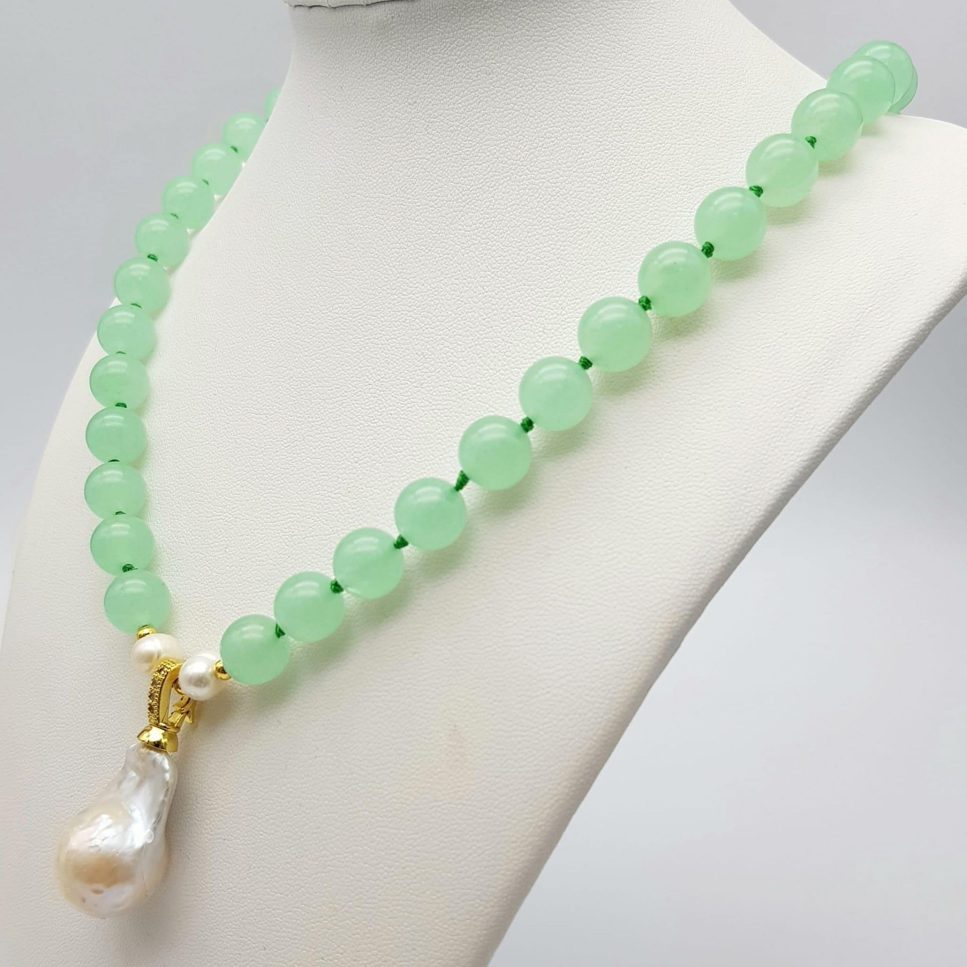 A Pale Green Jade Bead Necklace with Keisha Pearl Drop Pendant. 10mm jade beads with cultured - Image 3 of 4