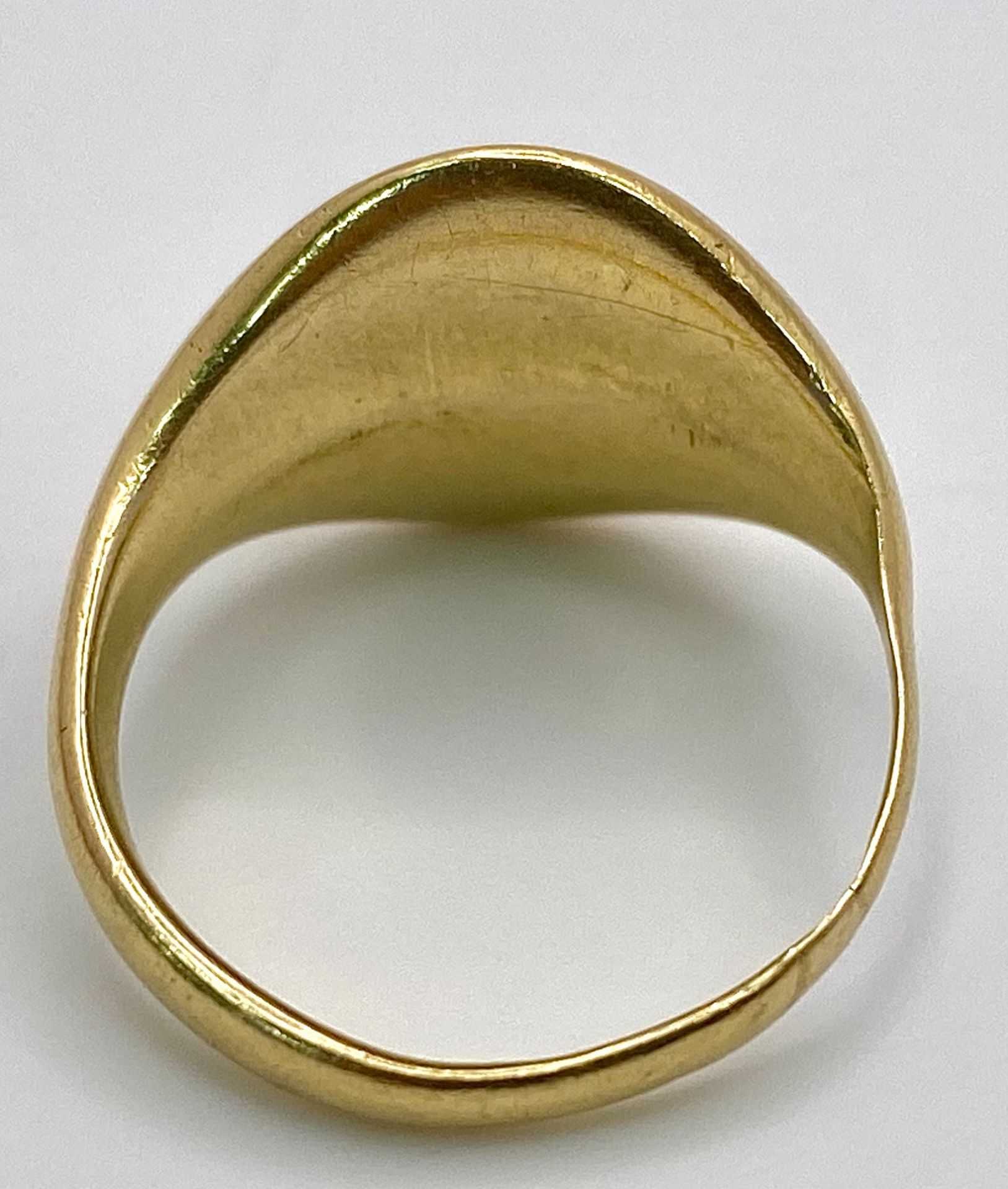 AN 18K YELLOW GOLD VINTAGE SEAL ENGRAVED SIGNET RING. Size K, 7.8g total weight. Ref: SC 8060 - Bild 5 aus 9