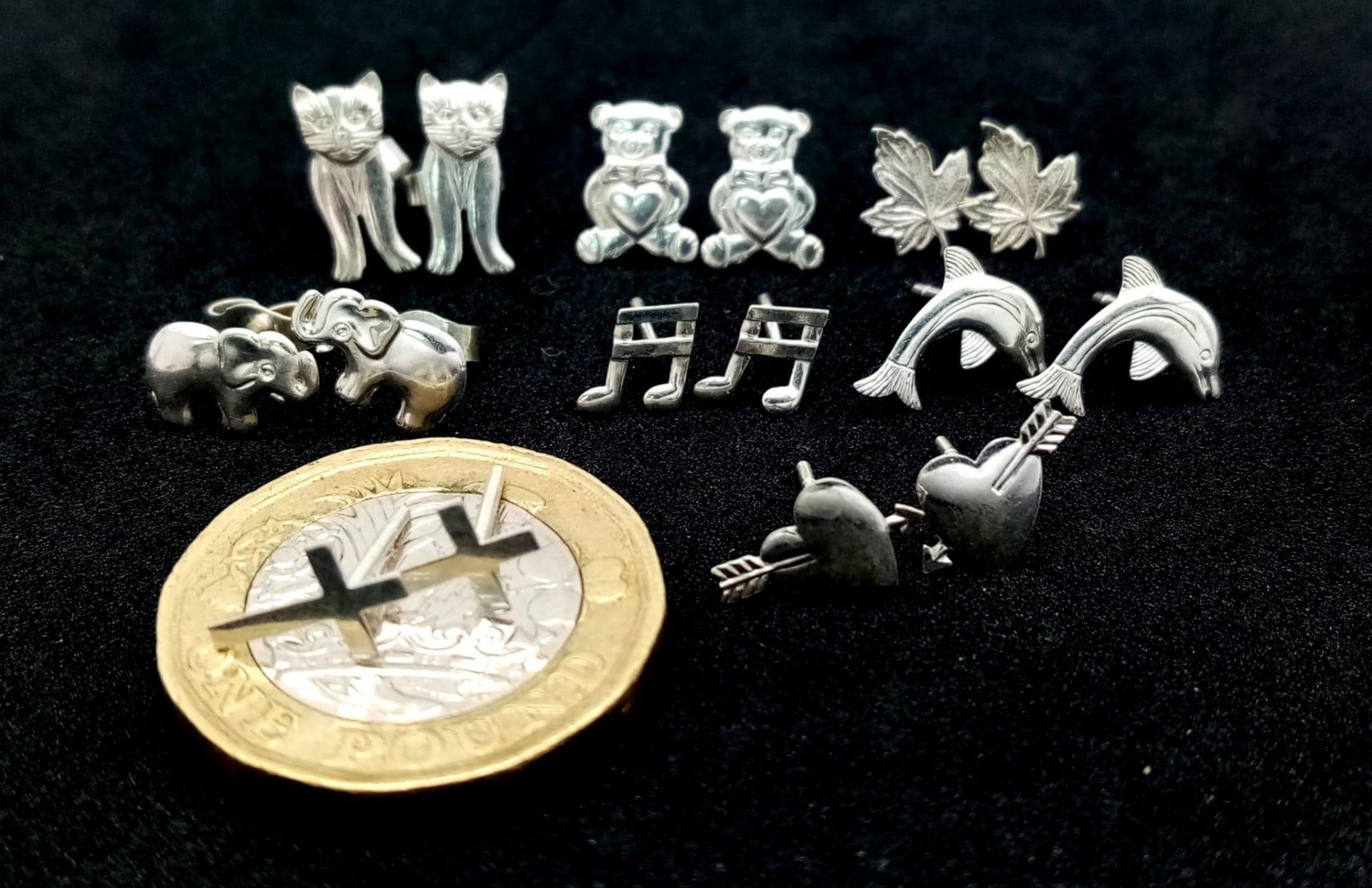 SELECTION OF 8 PAIRS OF STERLING SILVER STUD EARRINGS TO INCLUDE DOLPHINS, TEDDY BEAR, CAT,HEARTS, - Bild 2 aus 2