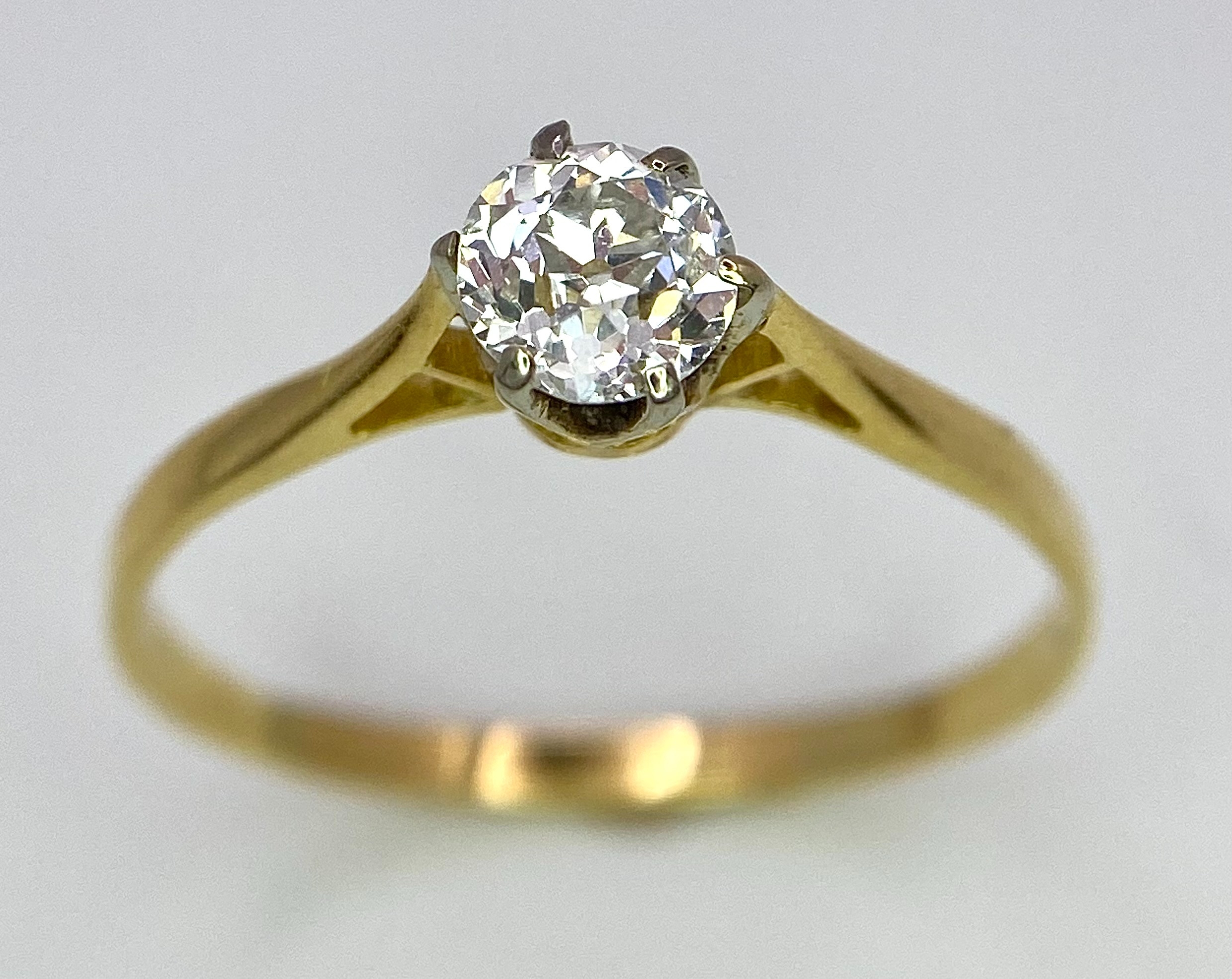 AN 18K YELLOW GOLD, OLD CUT DIAMOND SOLITAIRE RING. 0.40CT. 1.5G. SIZE P 1/2.