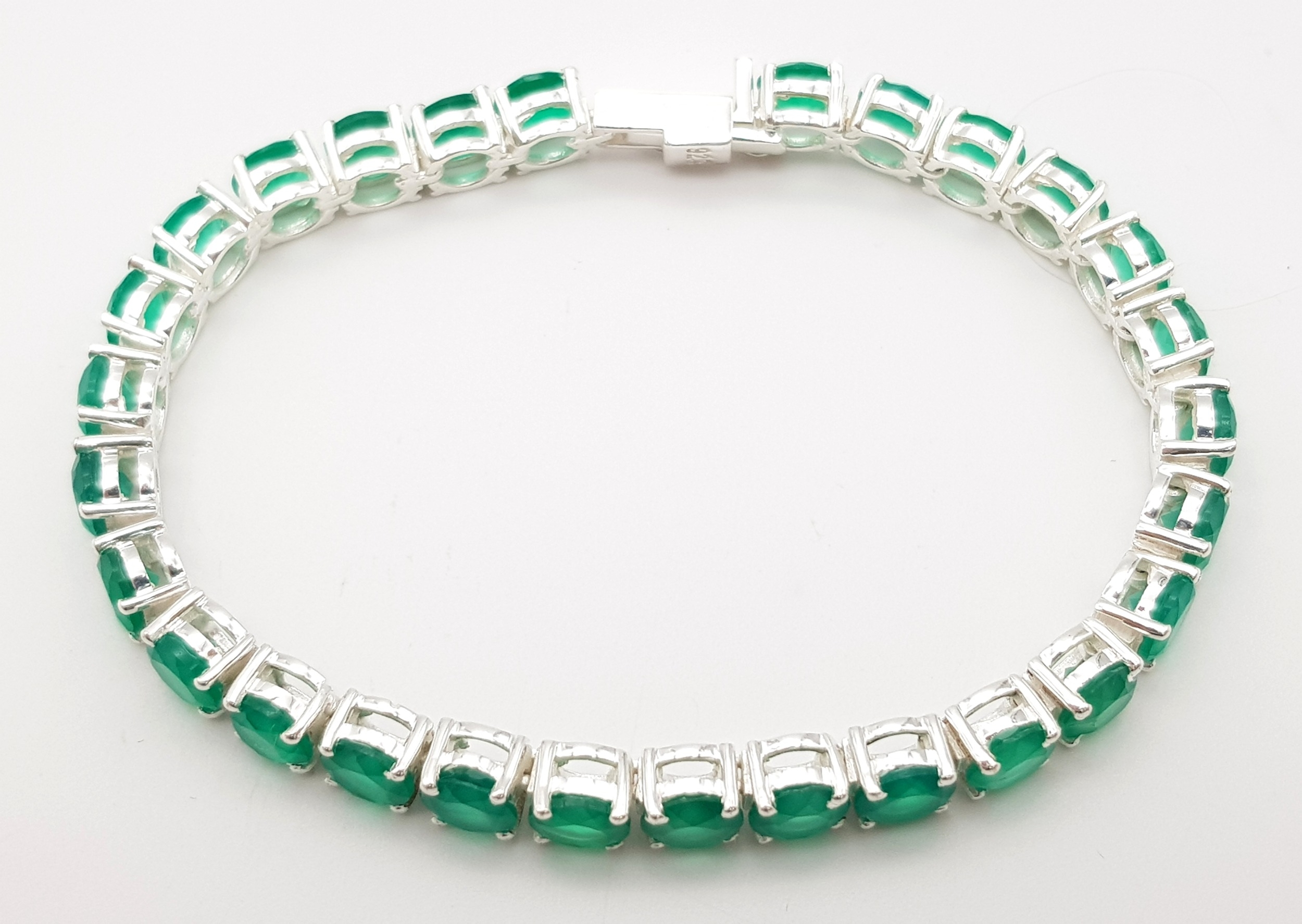 A Green Onyx Tennis Bracelet set in 925 Silver. 18cm. 19g - Image 3 of 5